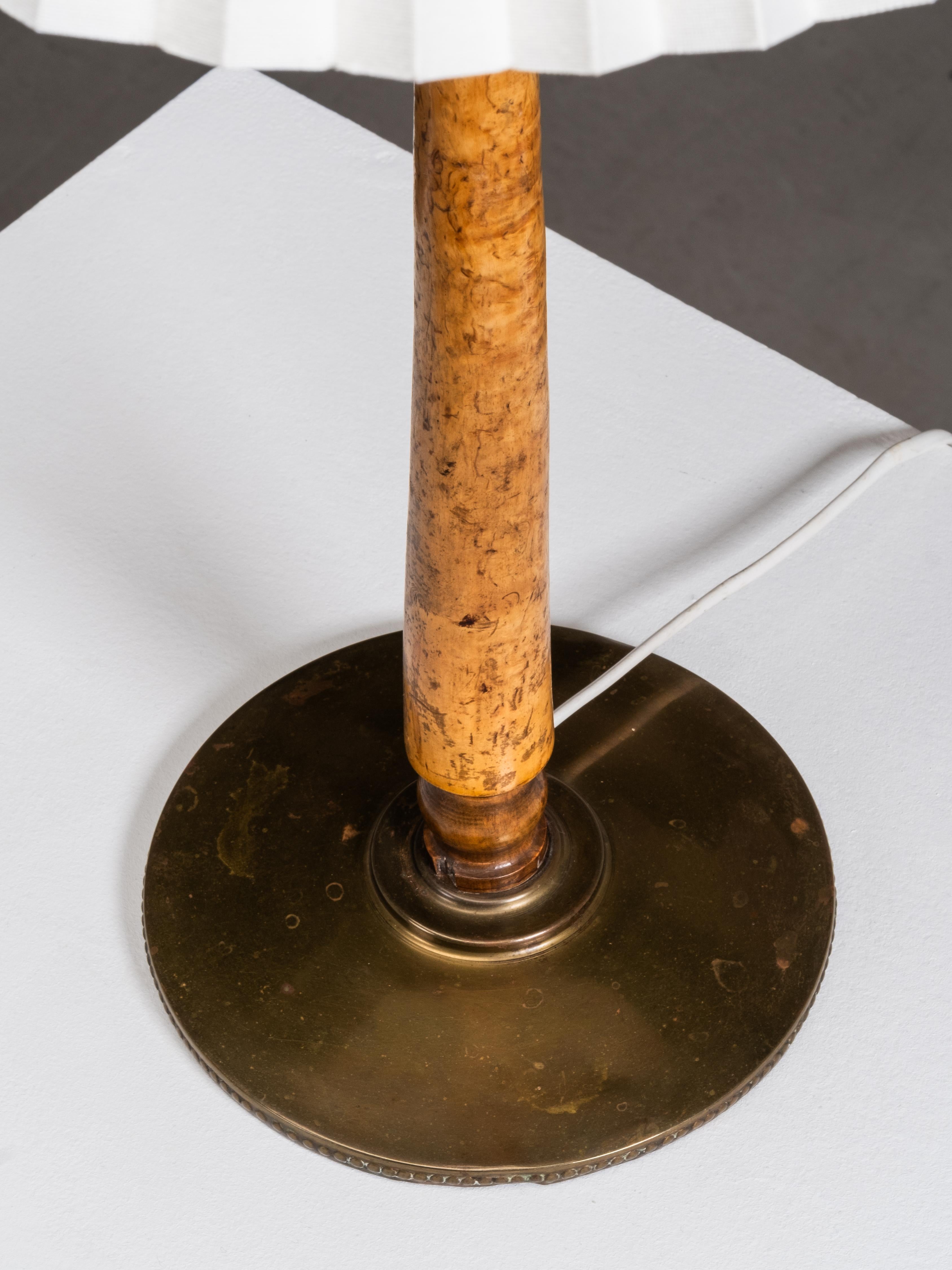 Lampe de table en bois de ronce et laiton, Finlande, années 1940 en vente 1