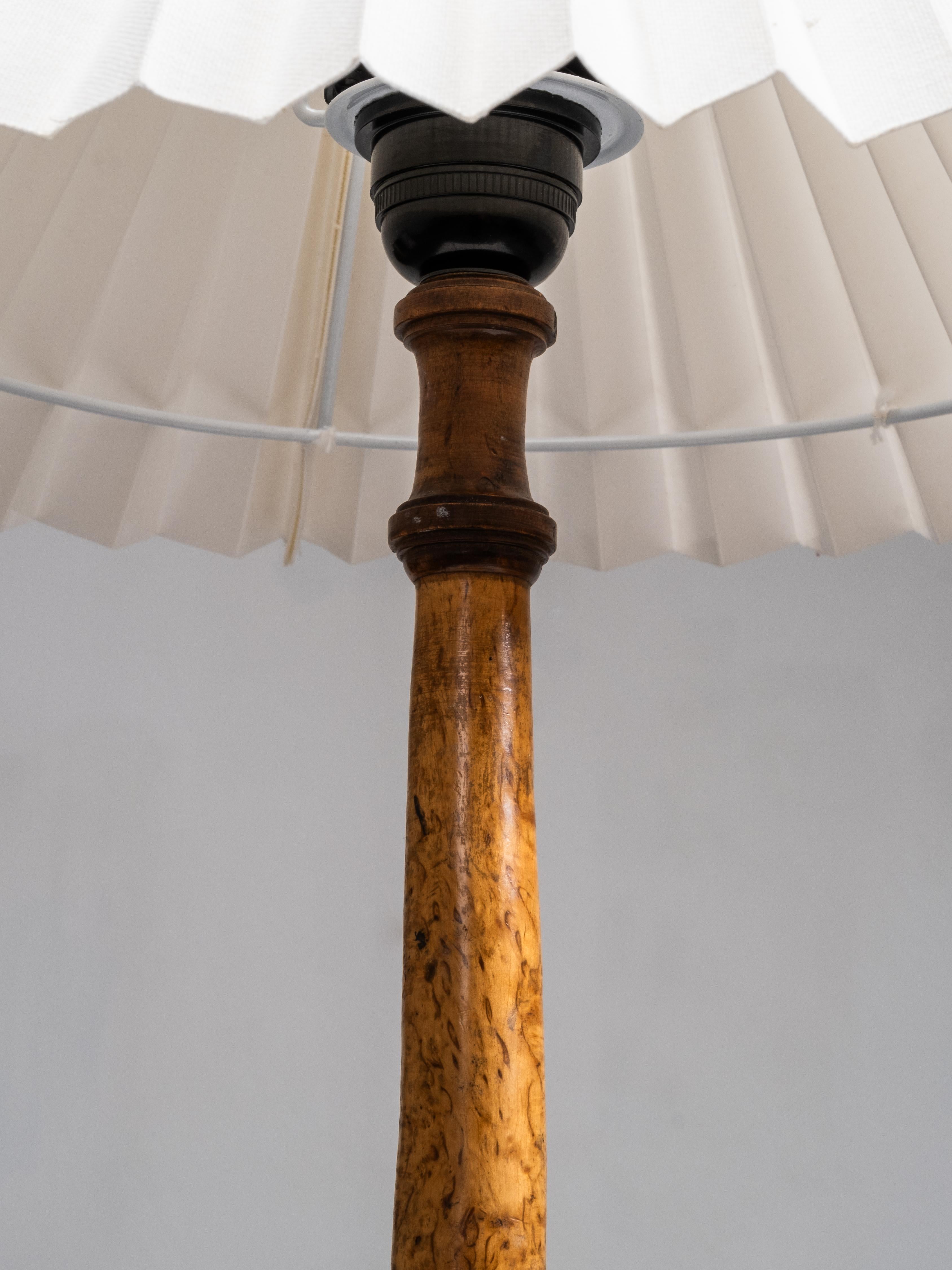 Lampe de table en bois de ronce et laiton, Finlande, années 1940 en vente 2