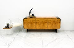 Credenza de madera de nudo y bronce bruñido, Leon Rosen, Pace Collection, años 70
