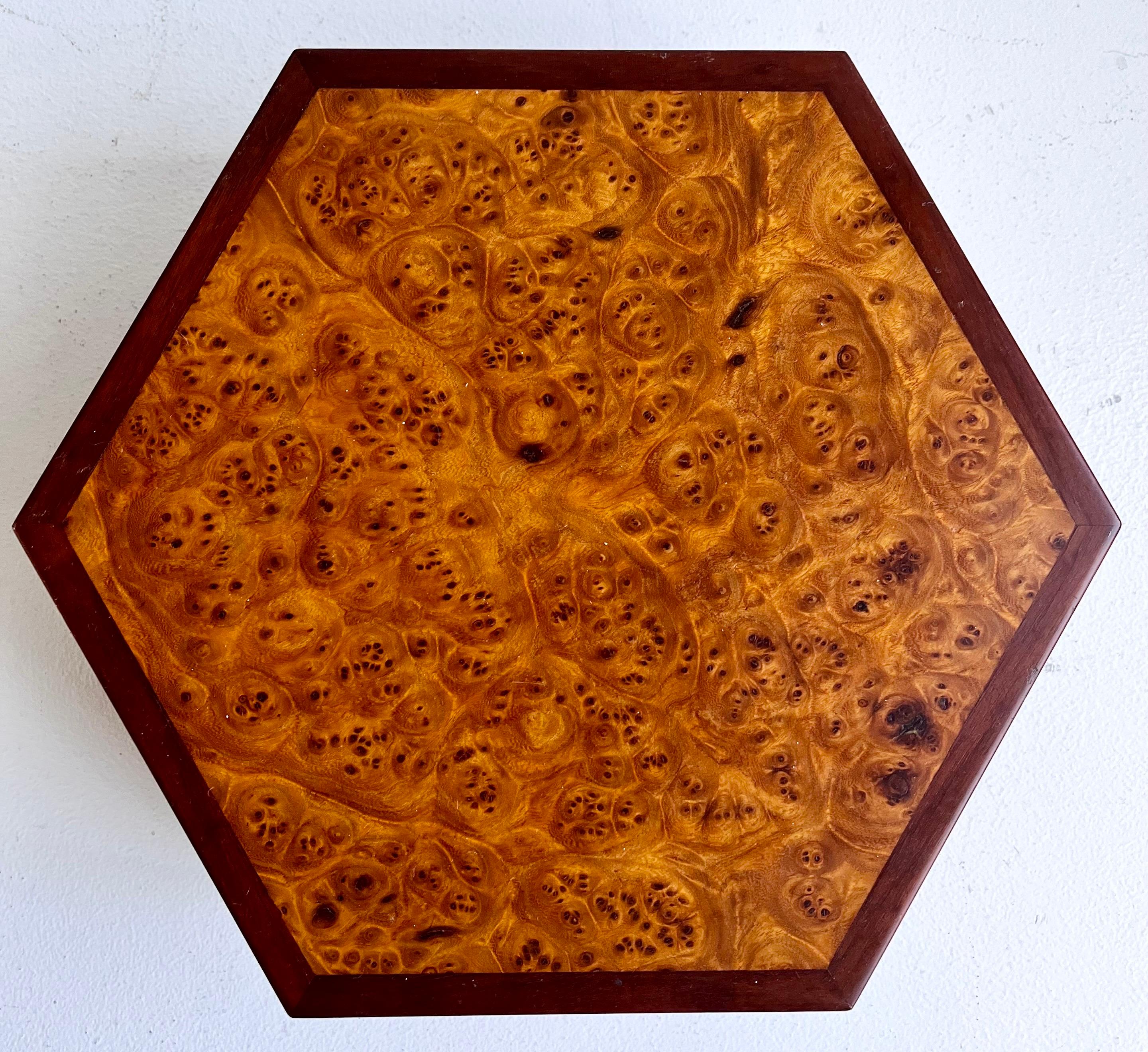 Dekorative Aufbewahrungsbox aus Wurzelholz und Leder im Sechseckformat 
von Evert Sodergren, Sodergren Atelier, Seattle, Washington. 1980

Außen Ahorn-Maserholz mit Mahagoni-Dekor
Innen Mahagoni-Deckel mit ledergefüttertem Boden
Boden ist mit Leder