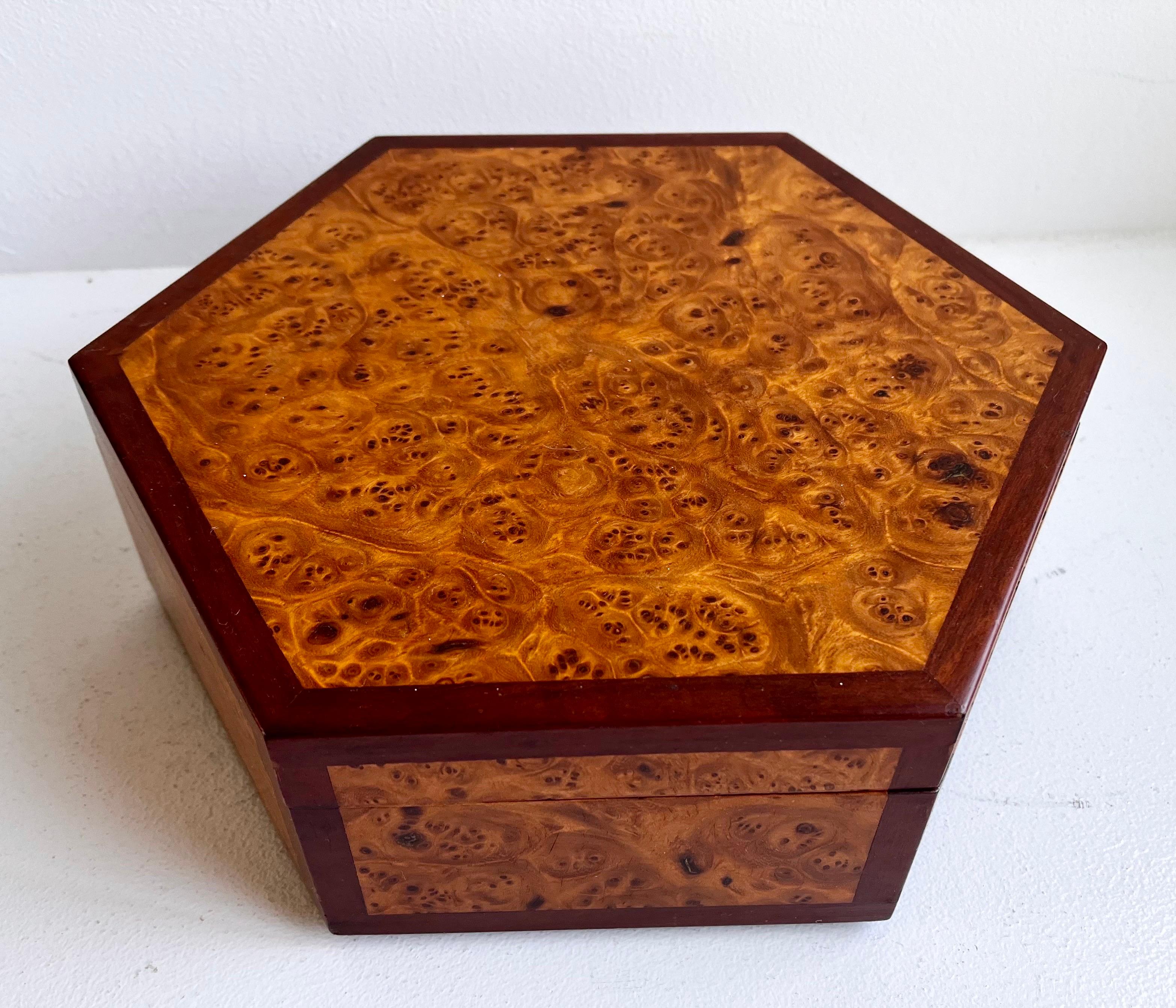 Sechseckige dekorative Schachtel aus Wurzelholz und Leder von Evert Sodergren, 1980 (American Arts and Crafts) im Angebot