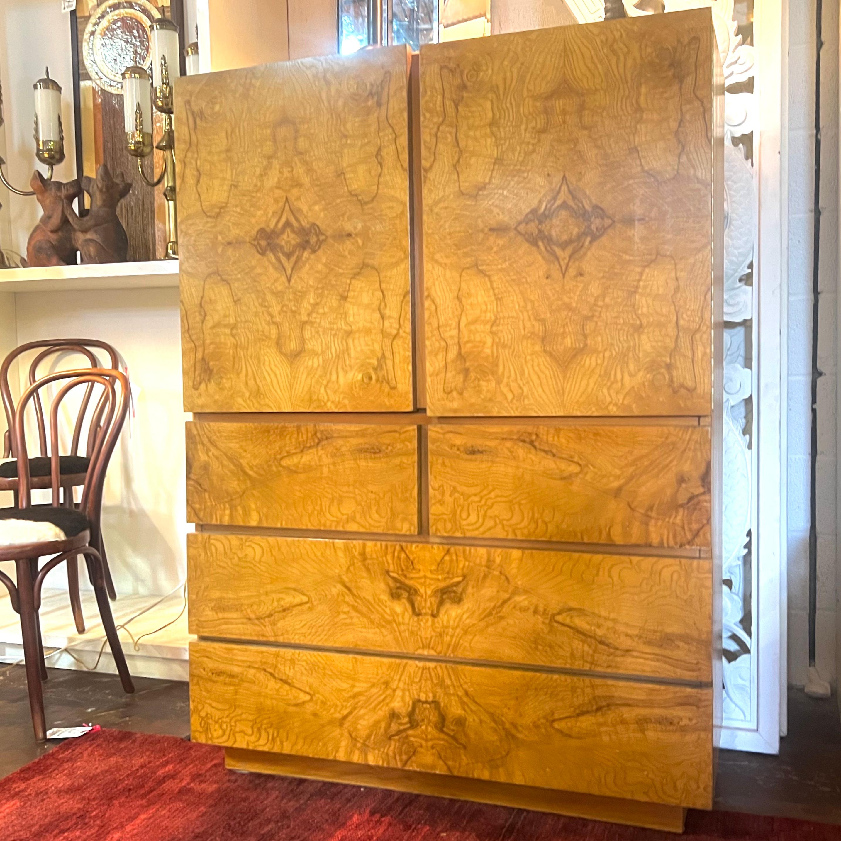 Conçue par Roland Carter pour Lane, cette armoire/haute commode présente des lignes droites et un élégant grain de bois de ronce. Comprend un compartiment de rangement sur le dessus caché par deux portes de placard et 5 tiroirs. 

Paire de tables de