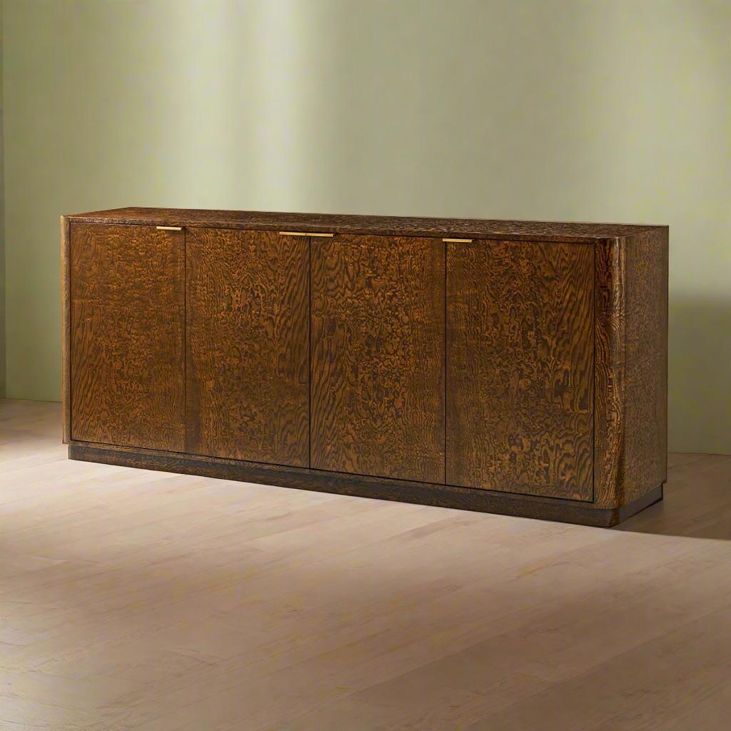Questa credenza è splendidamente rifinita con un'impiallacciatura di radica di frassino Tamo, caratterizzata da venature ricche e uniche che trasudano lusso.

La calda finitura Pyramid Brown esalta il suo fascino senza tempo, mentre le eleganti
