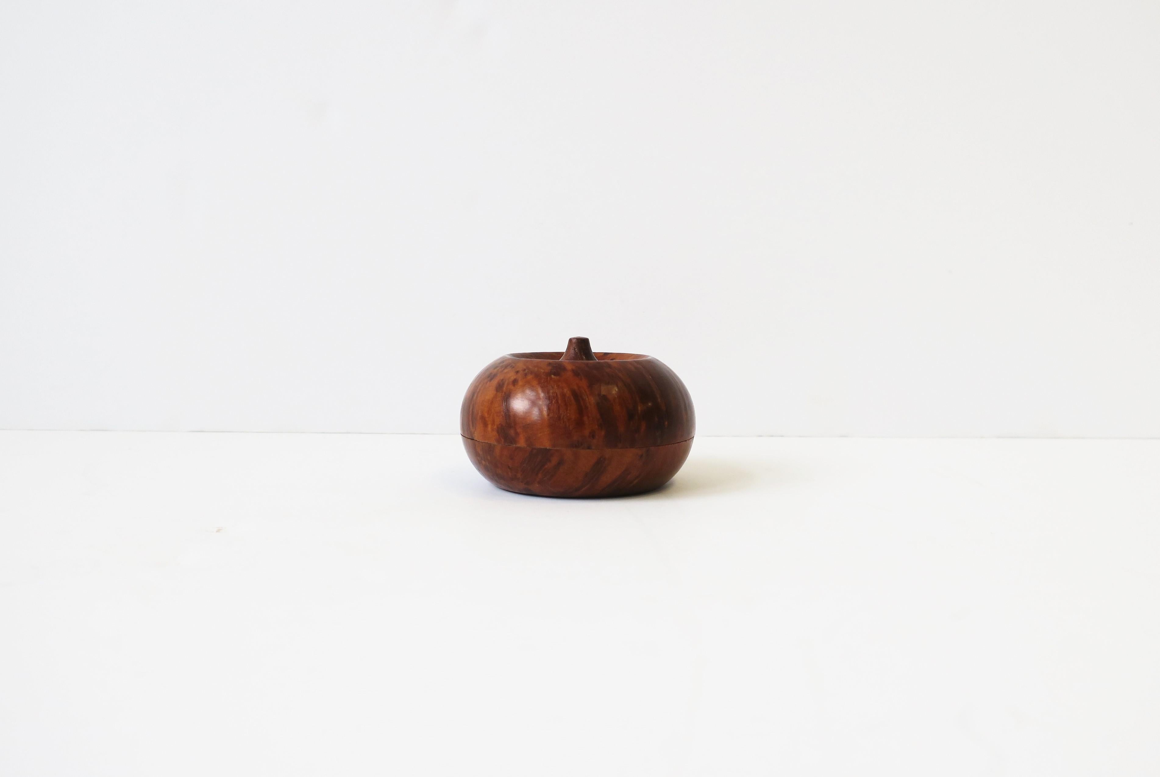 A small burl wood round box with lid, circa late 20th century. A great piece to hold small jewelry (as demonstrated) or other small items on a vanity, desk, nightstand table, dresser, etc. Very good condition as shown in images. Dimensions: 2.75