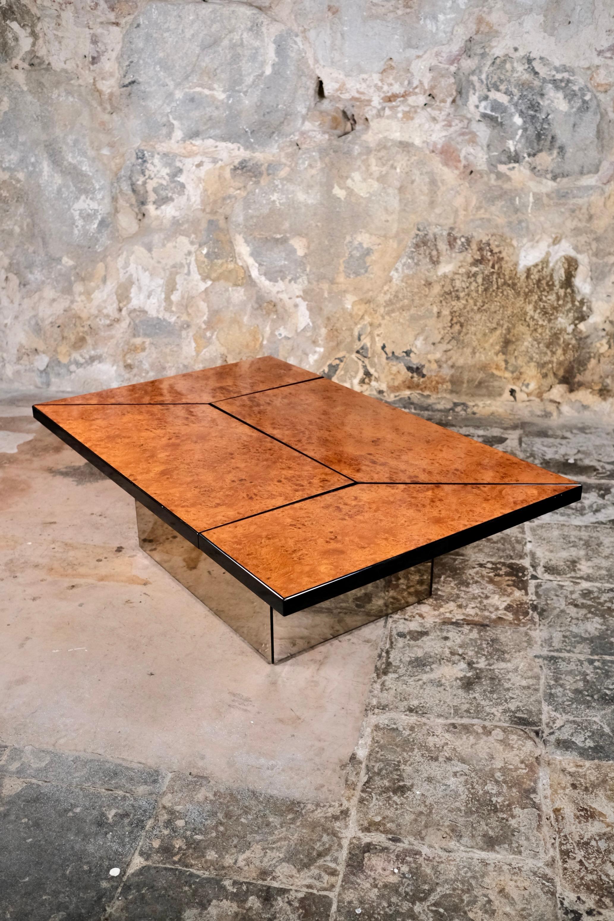 Gorgeous sliding coffee table with a full mirrored bar and feet, designed by Paul Michel for Roche Bobois, France, in the 1980s.
Central feet covered with smoked and lightly pink toned mirrors, sliding top in burl wood, lacquered.
Bar with a glass