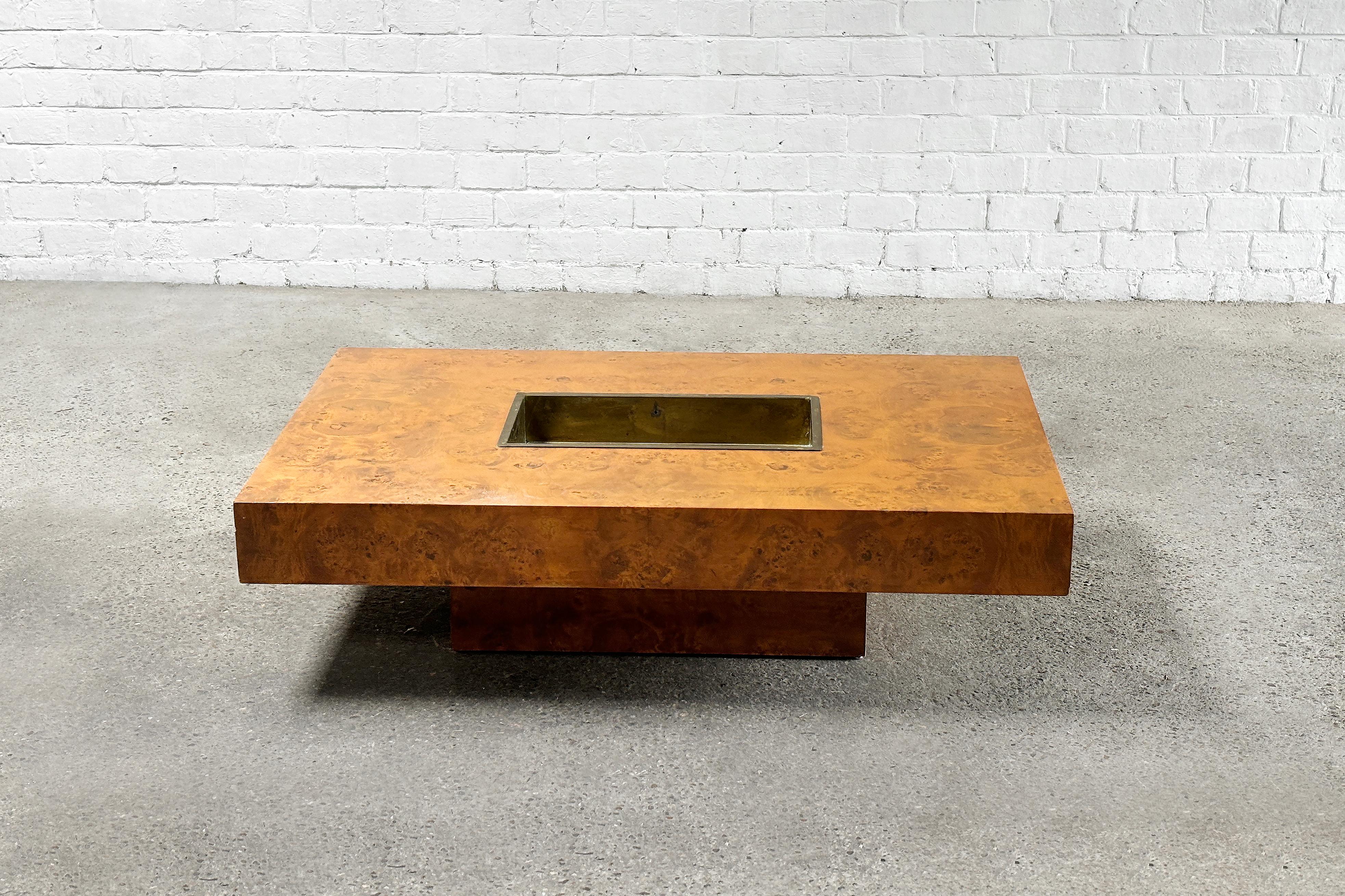 Burl Wood Coffee Table With Brass Bar By Jean Charles for Maison Charles, 1970's In Good Condition For Sale In Zwijndrecht, Antwerp