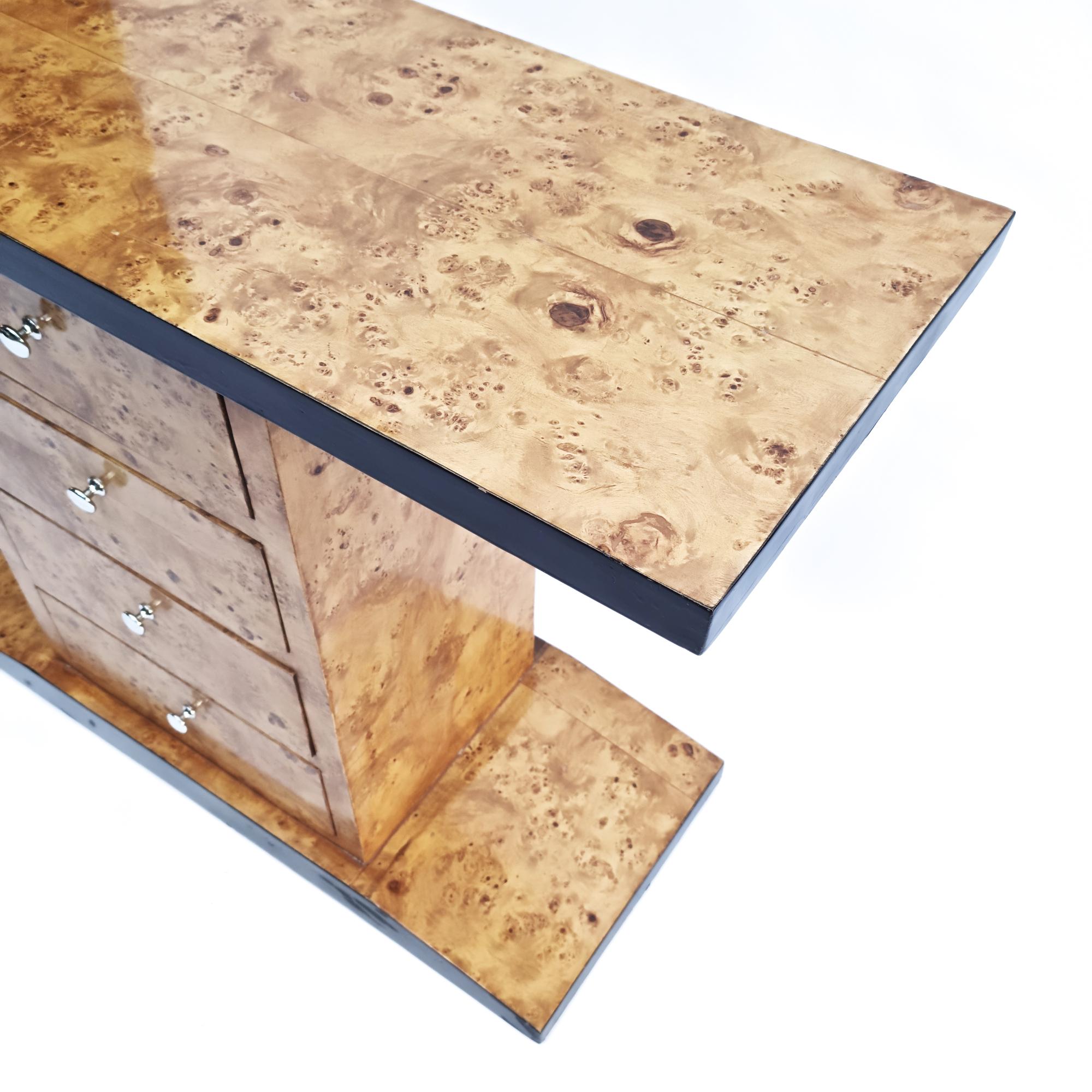 Aparador/credenza/mesa consola de madera de burl. Esta hermosa pieza está construida con materiales como la chapa de madera burlada y la madera lacada en negro. Años 80 - Francia.