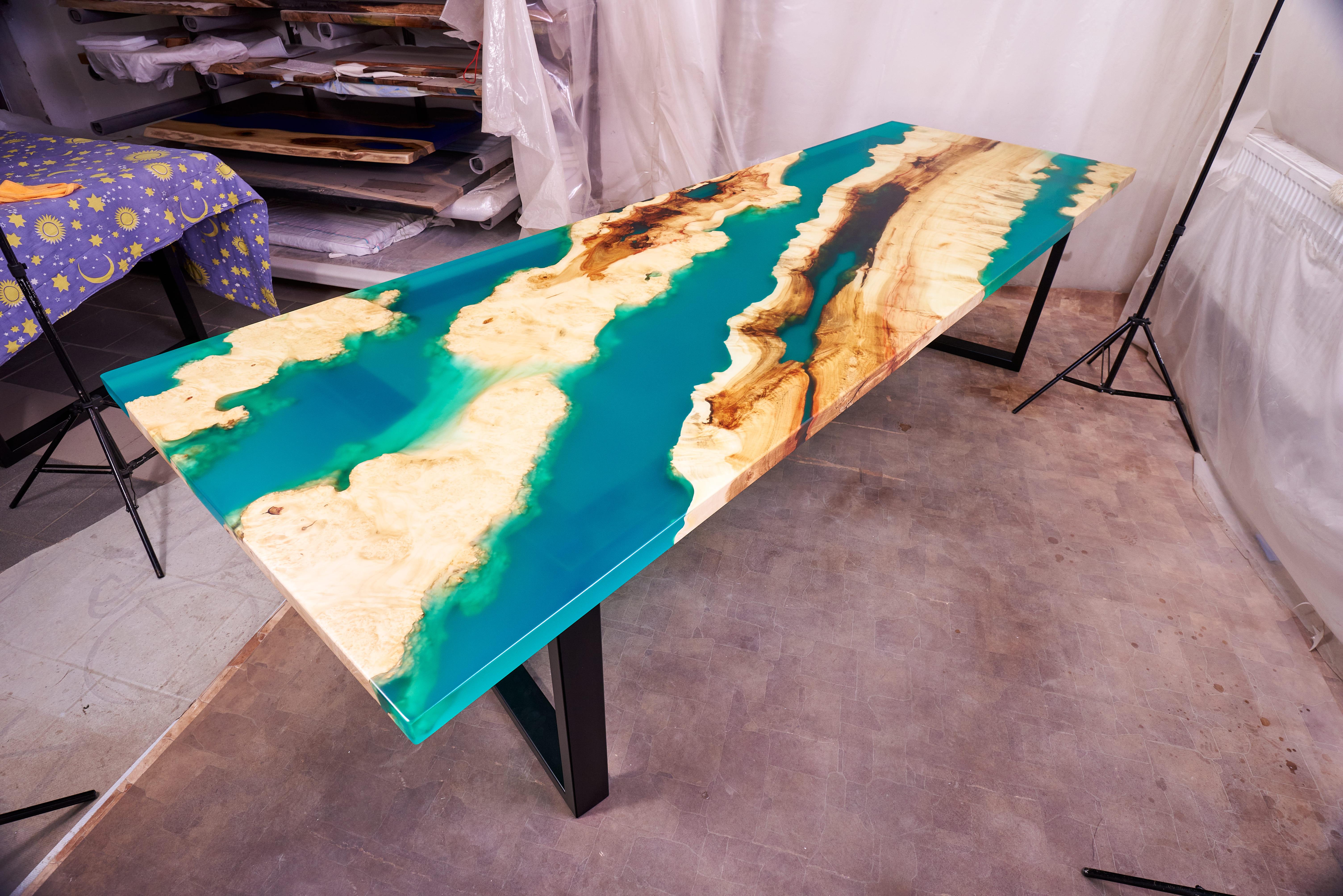 Arts and Crafts Table de salle à manger en bois de ronce Table moderne contemporaine Table en résine époxy faite à la main en vente