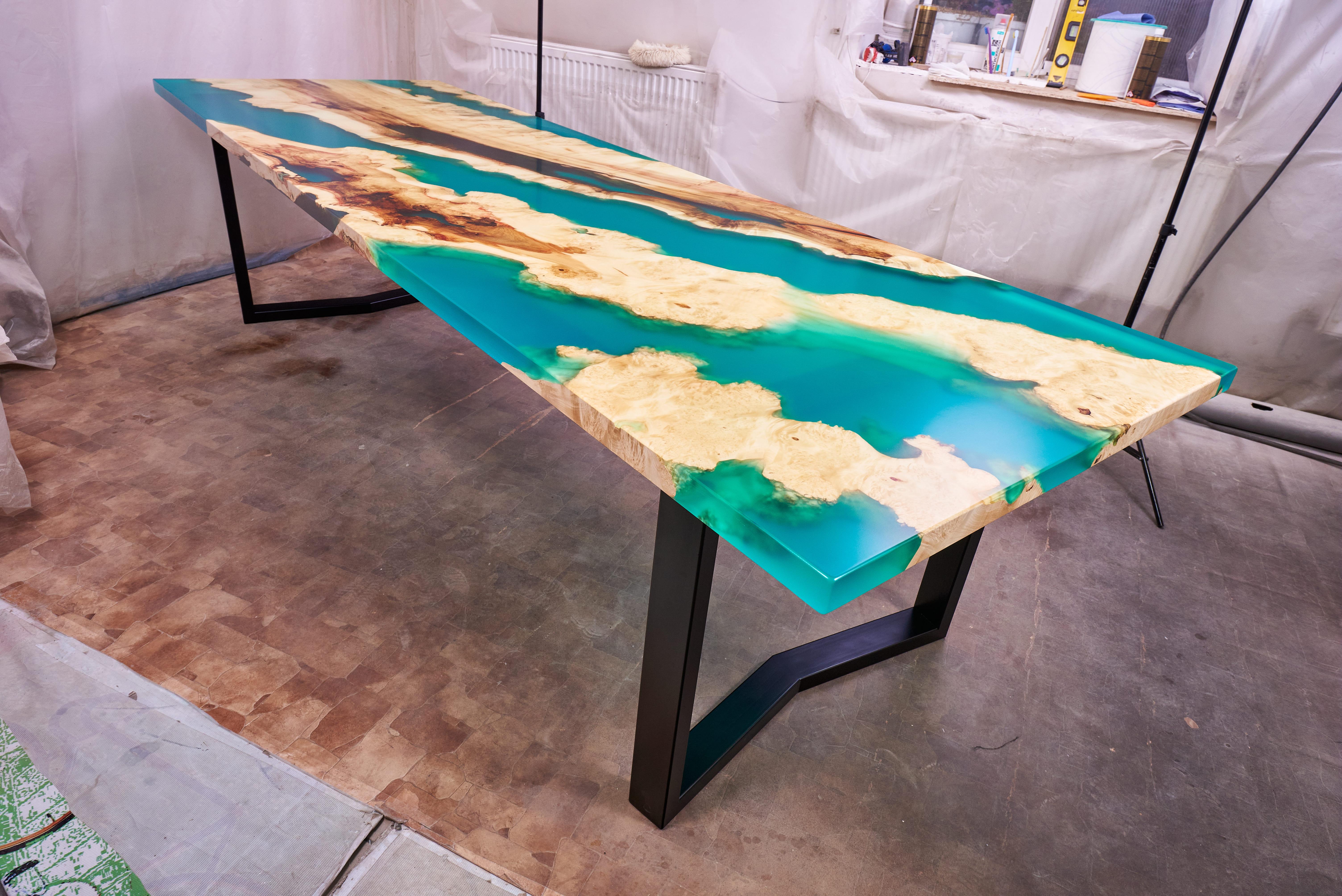 Européen Table de salle à manger en bois de ronce Table moderne contemporaine Table en résine époxy faite à la main en vente