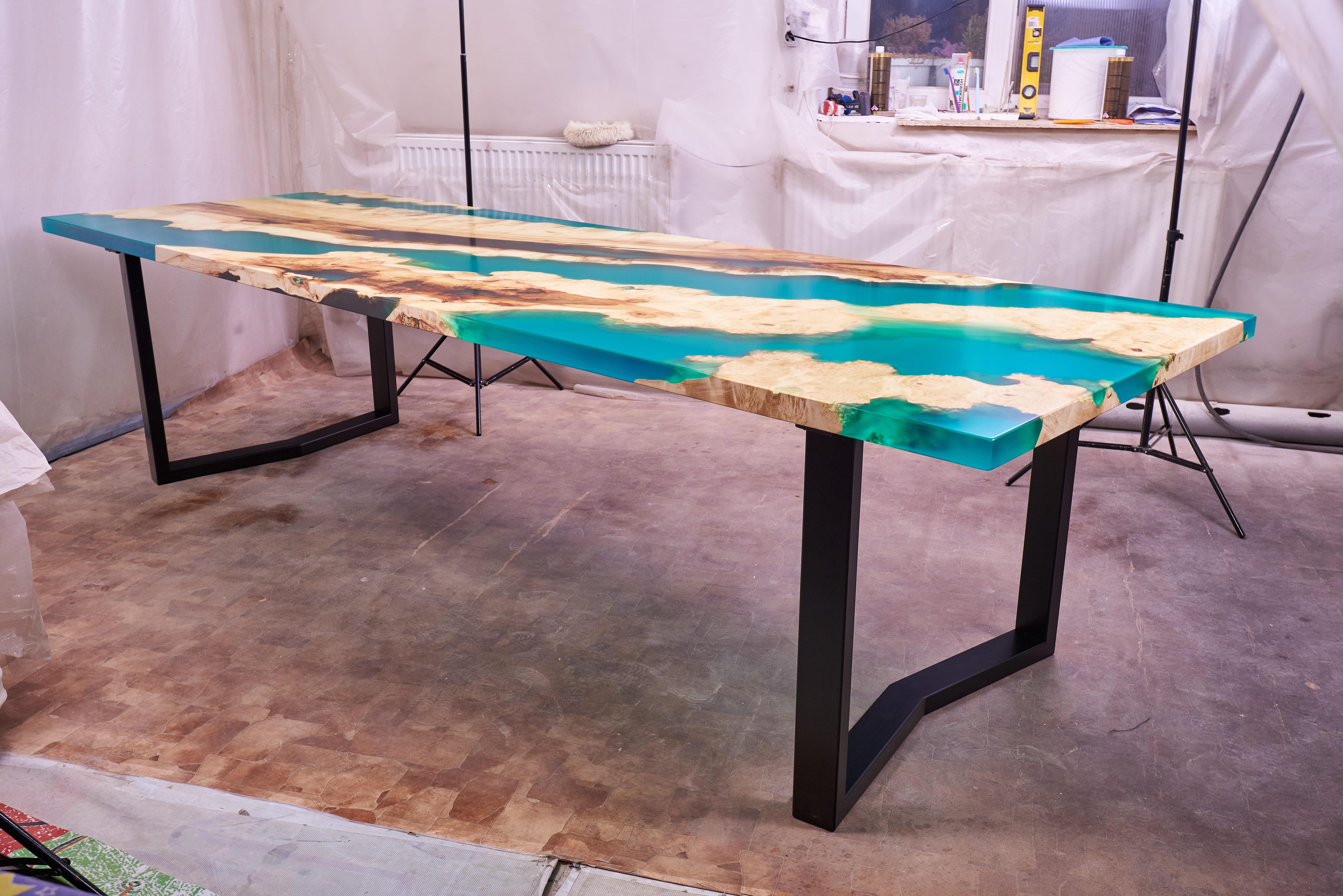 Poli Table de salle à manger en bois de ronce Table moderne contemporaine Table en résine époxy faite à la main en vente