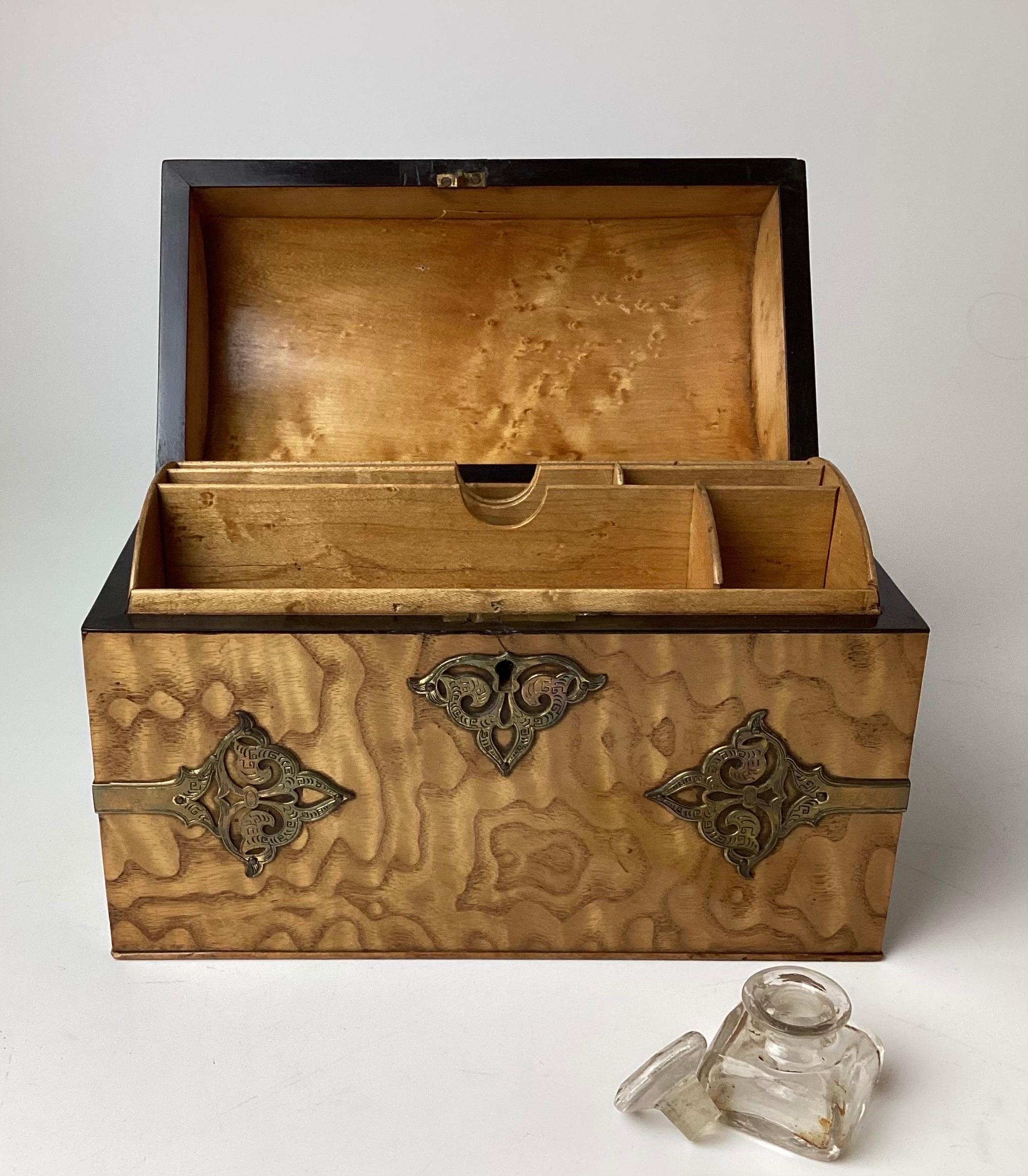 Burl Wood Dome Letter Writing Treasure Box In Excellent Condition For Sale In Lambertville, NJ