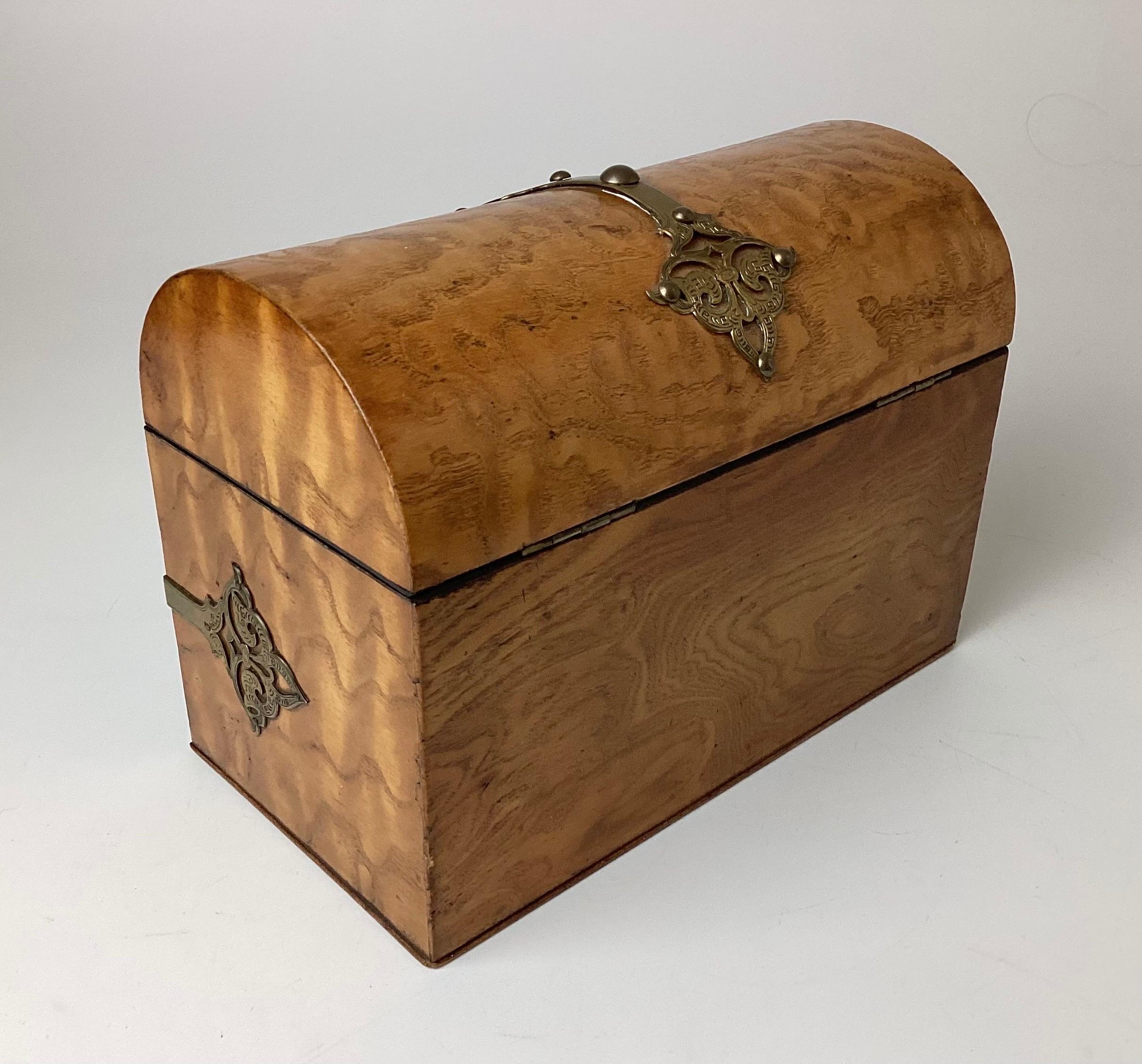 Boîte à lettres en bois de ronce avec dôme en forme de trésor en vente 1