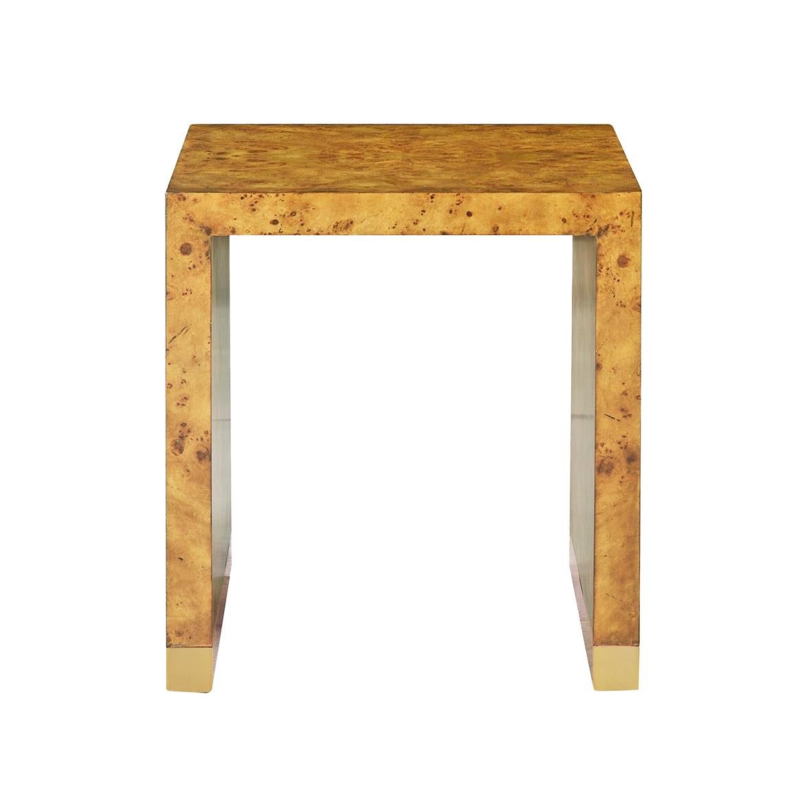 Fabriquée à partir d'un luxueux placage de loupe de mappa rustique, cette table met en valeur ses motifs de grain uniques et ses tons chauds et dorés. Le design minimaliste en cascade est rehaussé d'accents en laiton à la base, ajoutant une touche