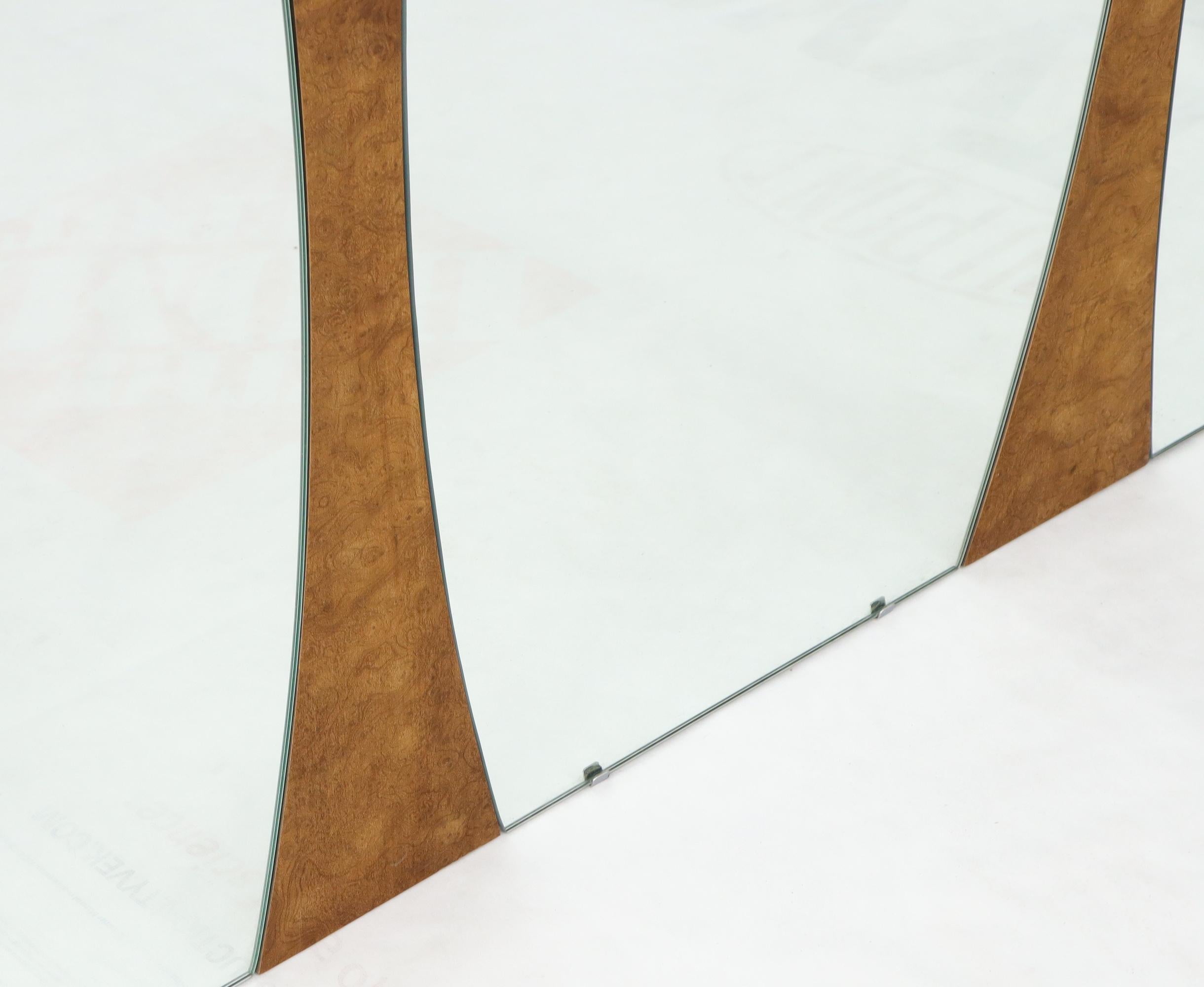 Miroir triple en forme de bateau, de style moderne du milieu du siècle, avec cadre en bois de ronce.