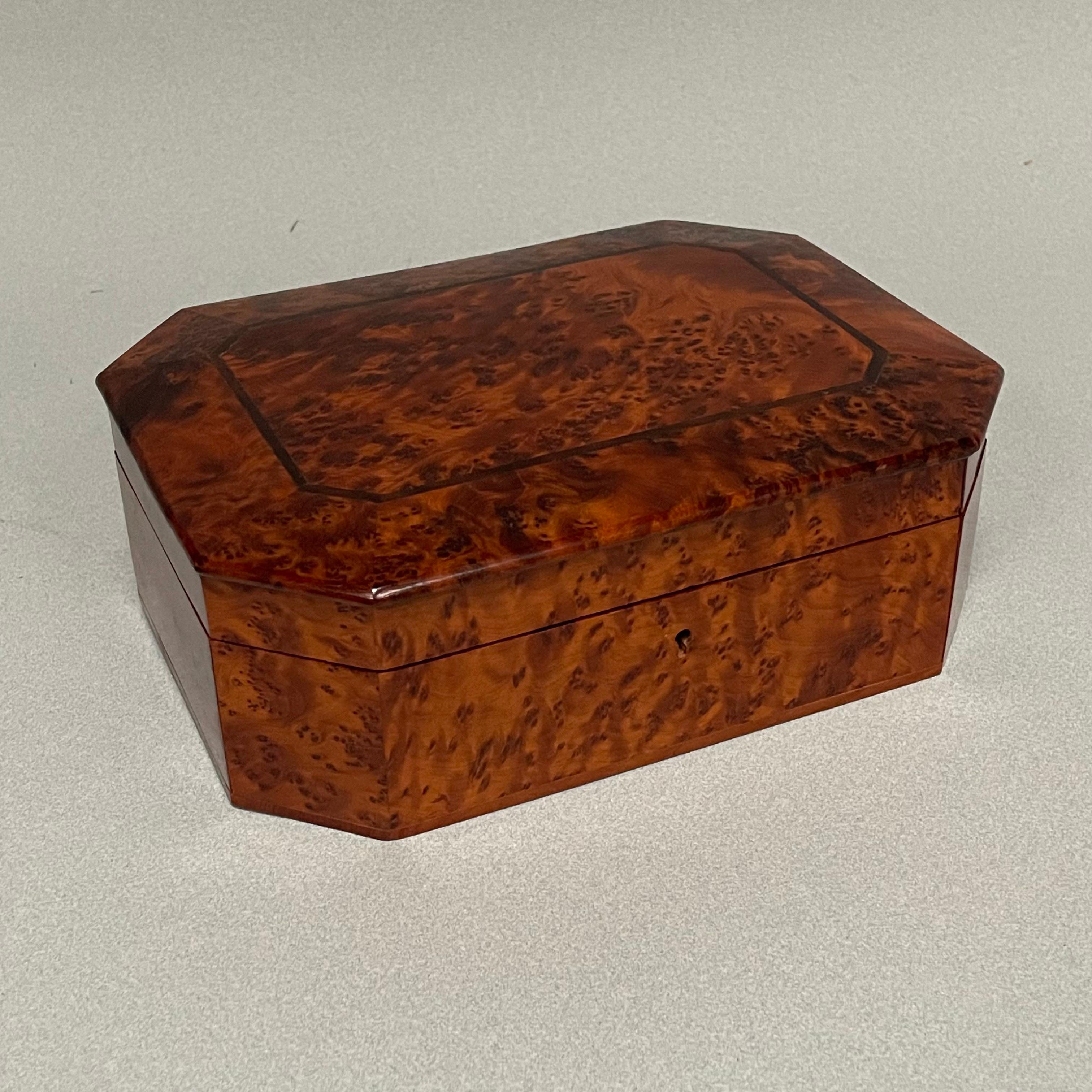 Este bonito humidor vintage está hecho de hermosa madera de burl con un interior de cedro. Tiene cerradura, pero lamentablemente la llave desapareció hace tiempo.


3,5 