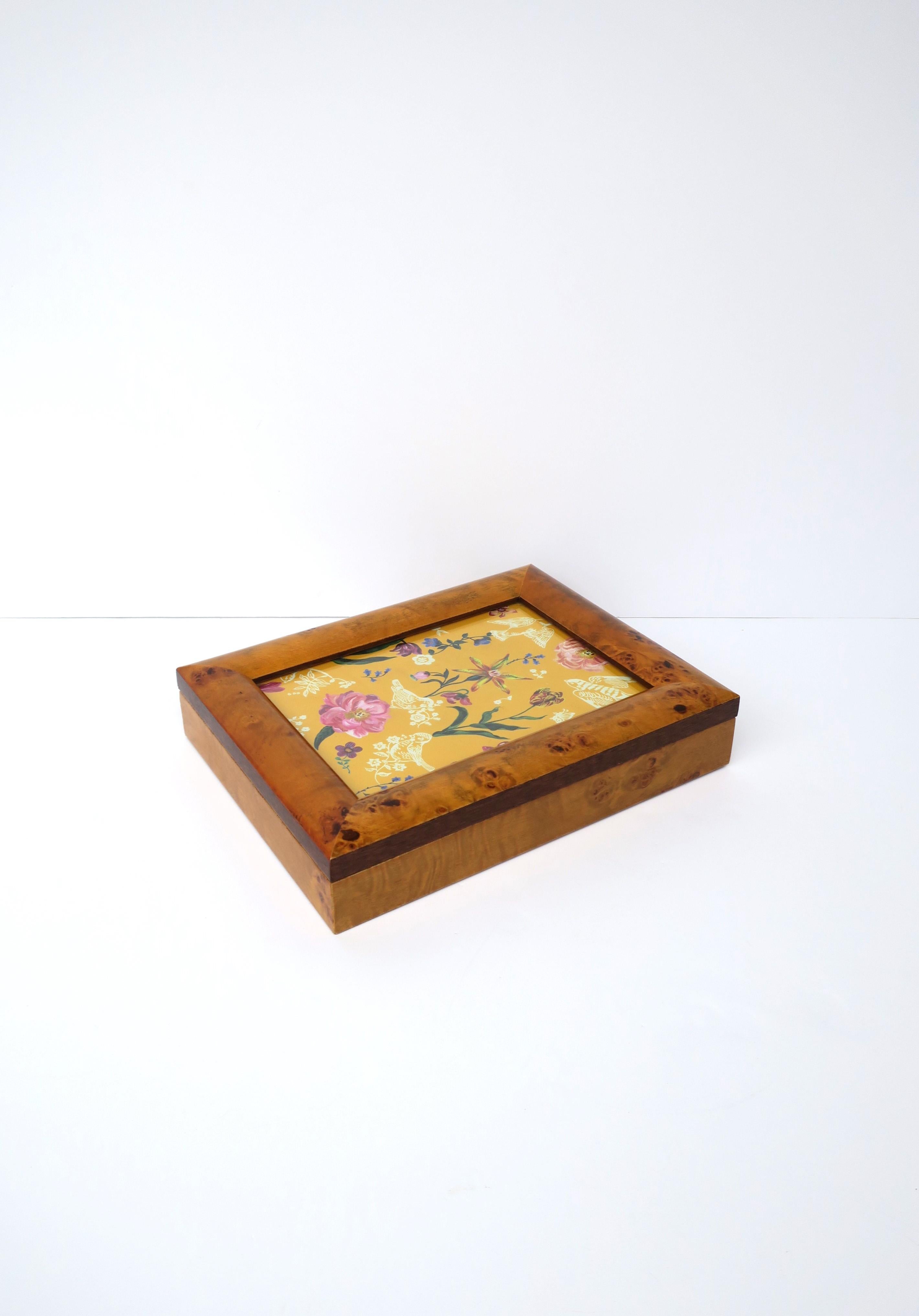 Boîte en bois de ronce avec cadre/couvercle, vers le milieu du 20e siècle. Une belle boîte pour contenir des bijoux pour d'autres objets sur un bureau, une vanité, un buffet, etc. Le couvercle est en placage de bois de ronce, avec une charnière en