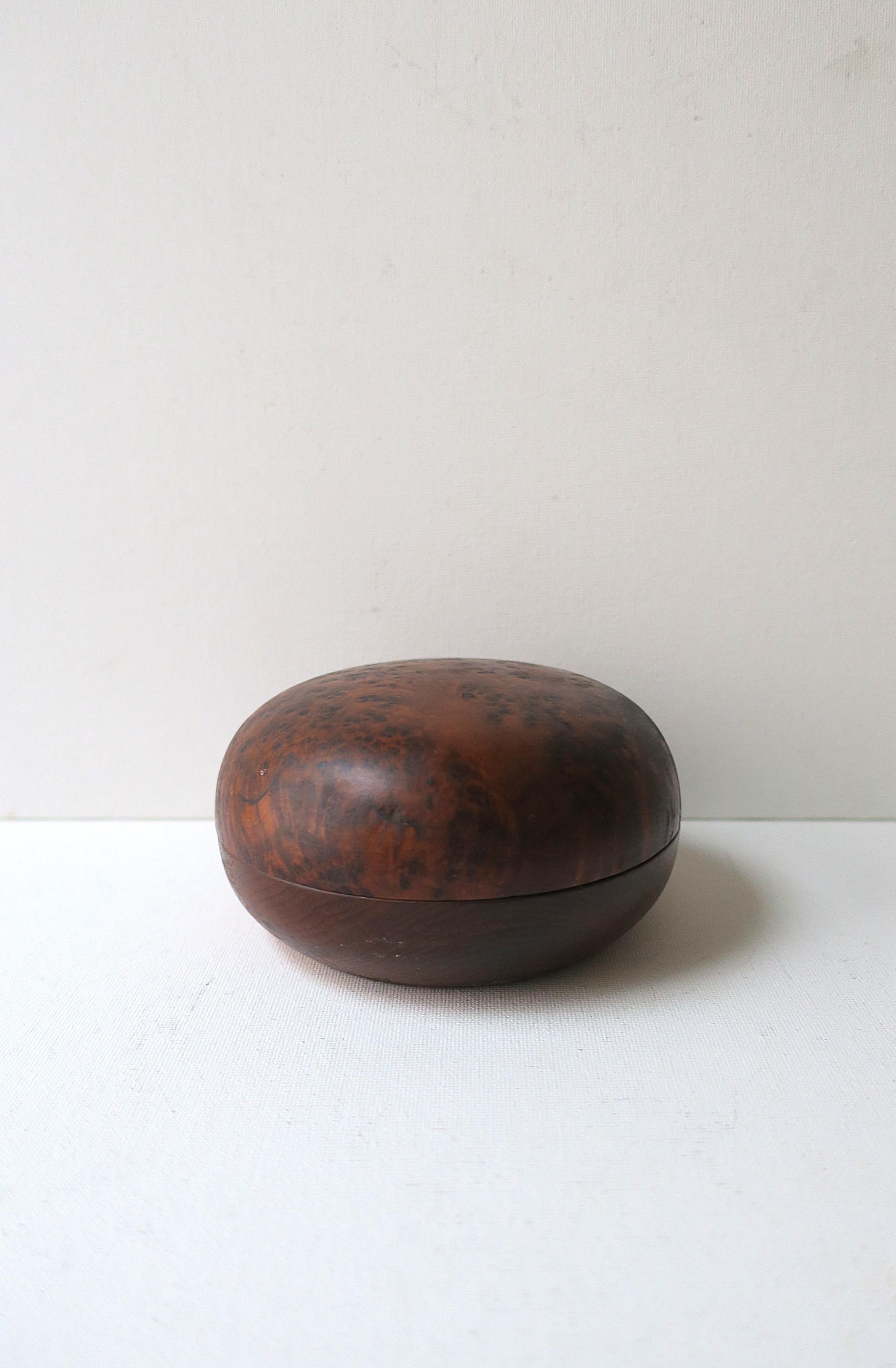 Caja de madera de nudo, diseño minimalista, hacia finales del siglo XX. Una gran pieza para guardar joyas u otros objetos en un escritorio, tocador, vestidor, vestidor, etc. Muy buen estado, como se muestra en las imágenes. Dimensiones: 4,38
