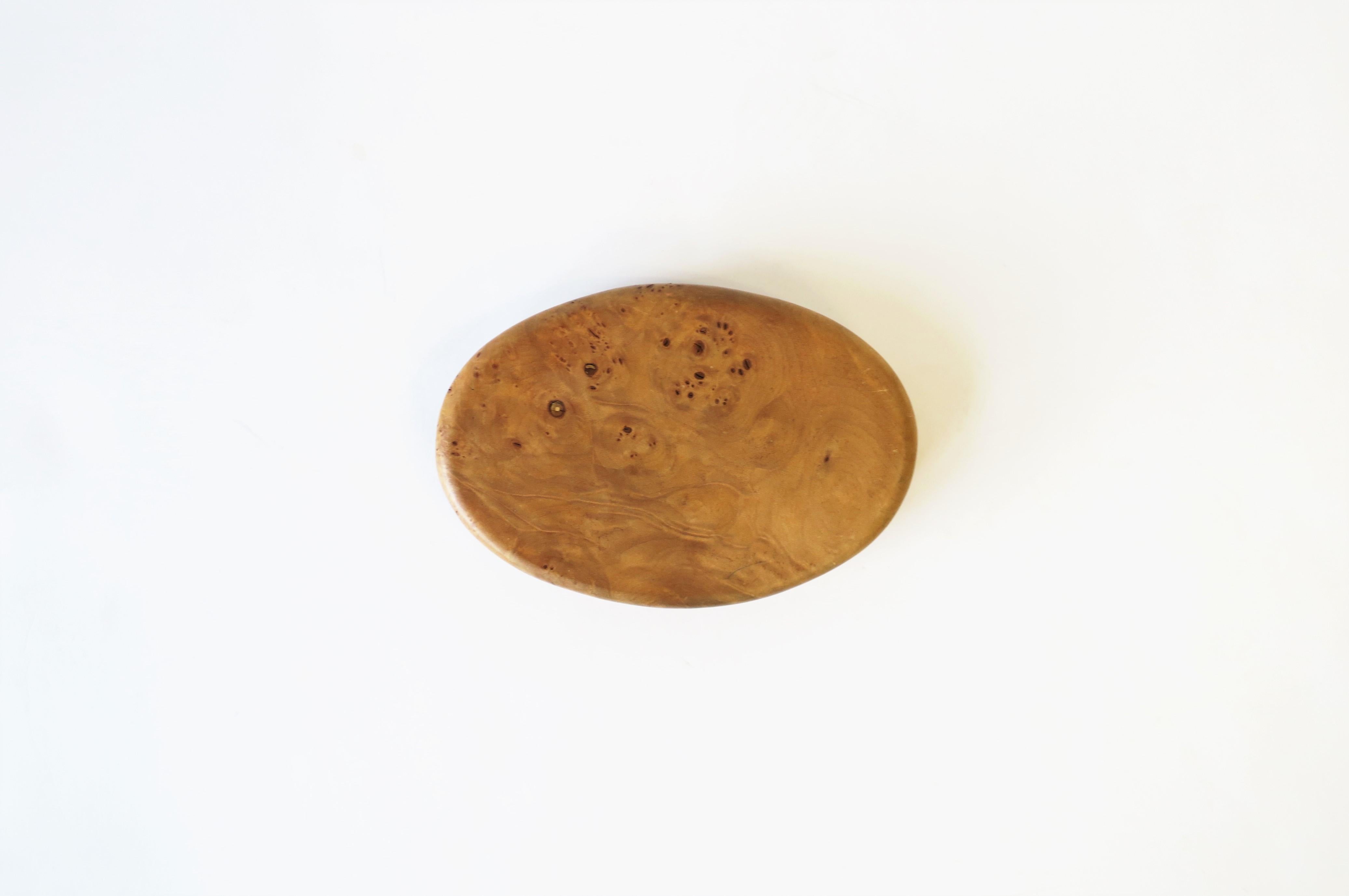 A beautiful vintage oval burl wood jewelry box with hand-held vanity mirror/top, circa 20th century, Europe. A great piece for a desk, vanity, nightstand table, walk-in-closet area, etc. Dimensions: 3.75