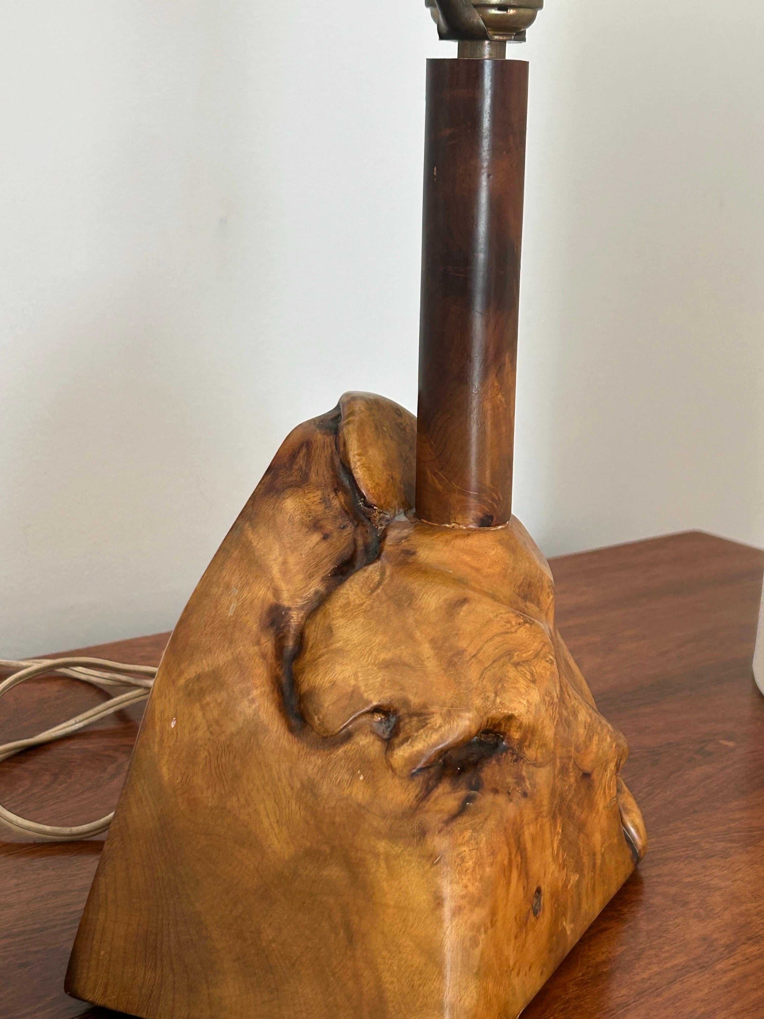 Lampe en bois de ronce dans le style de Nakashima en vente 3