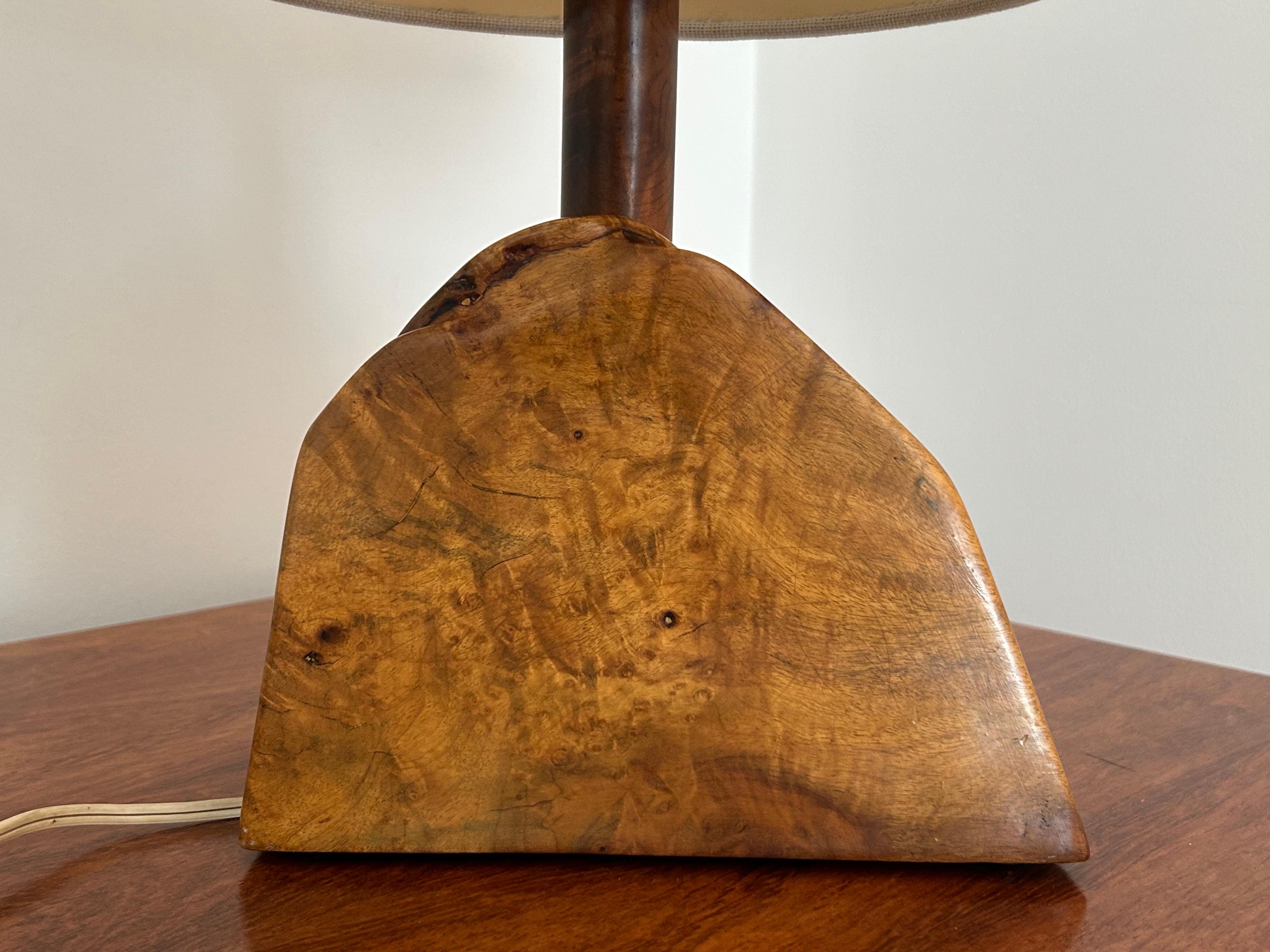 Lampe en bois de ronce dans le style de Nakashima en vente 4
