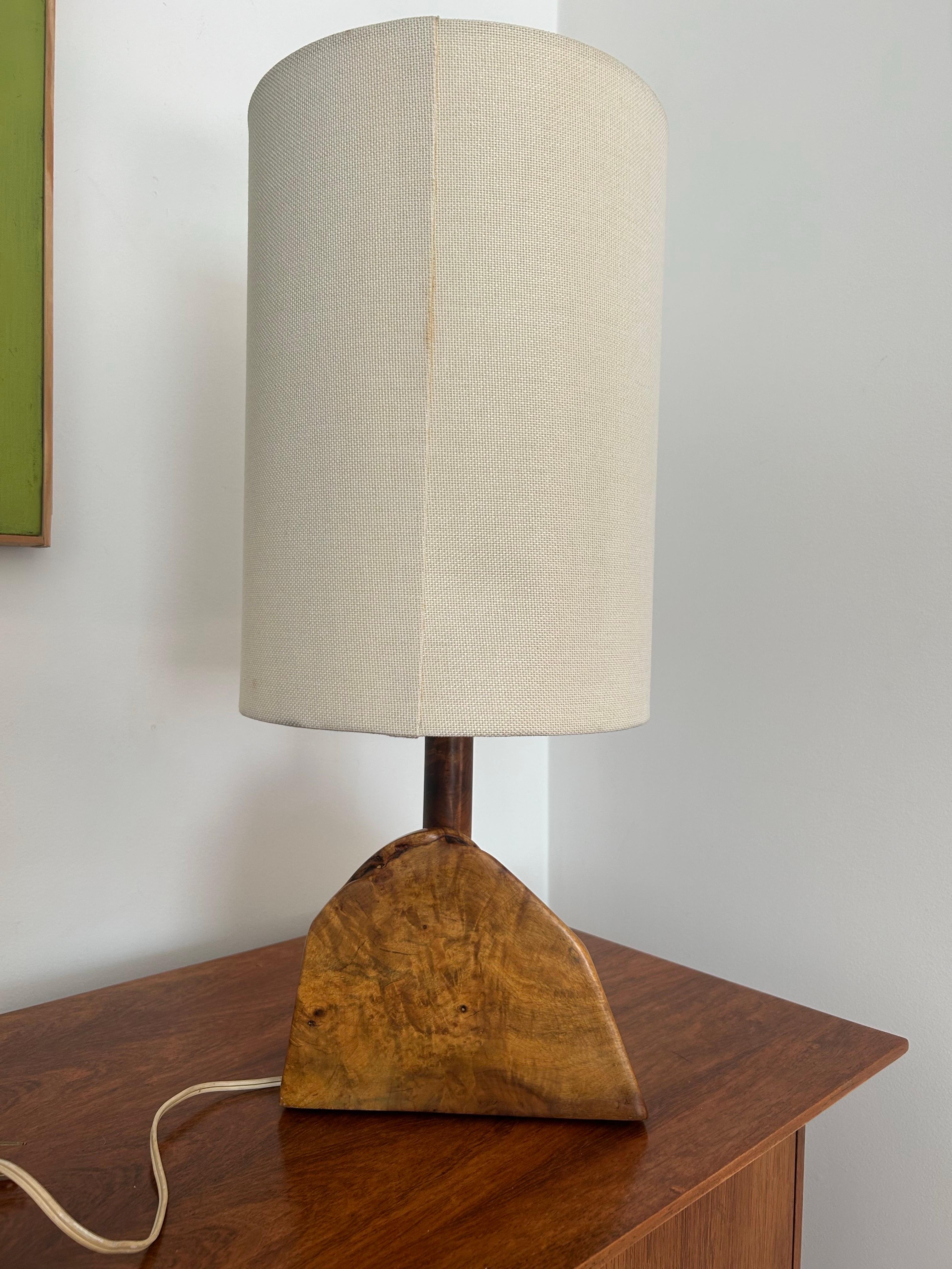 Lampe en bois de ronce dans le style de Nakashima en vente 5