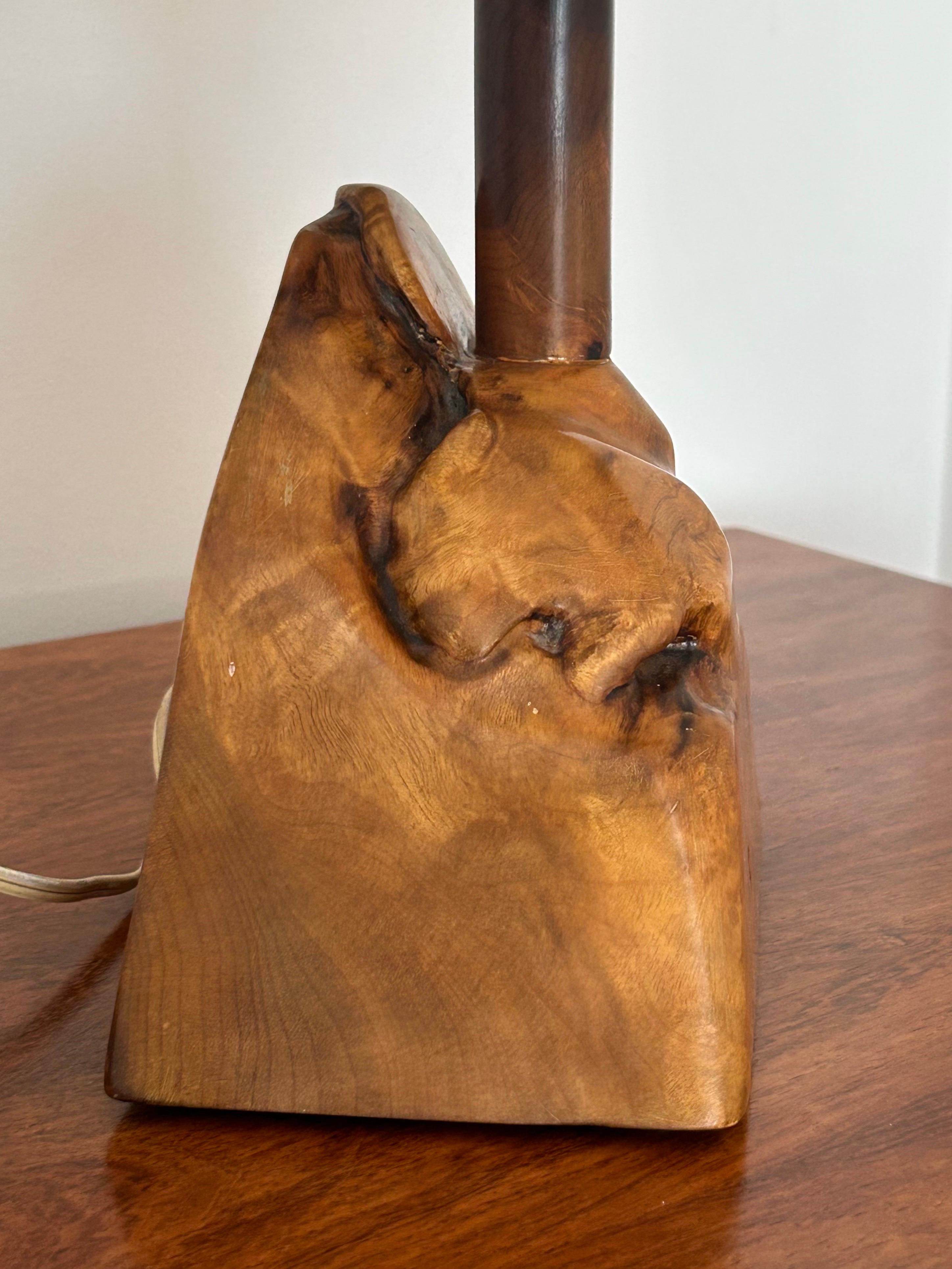 Lampe en bois de ronce dans le style de Nakashima en vente 7