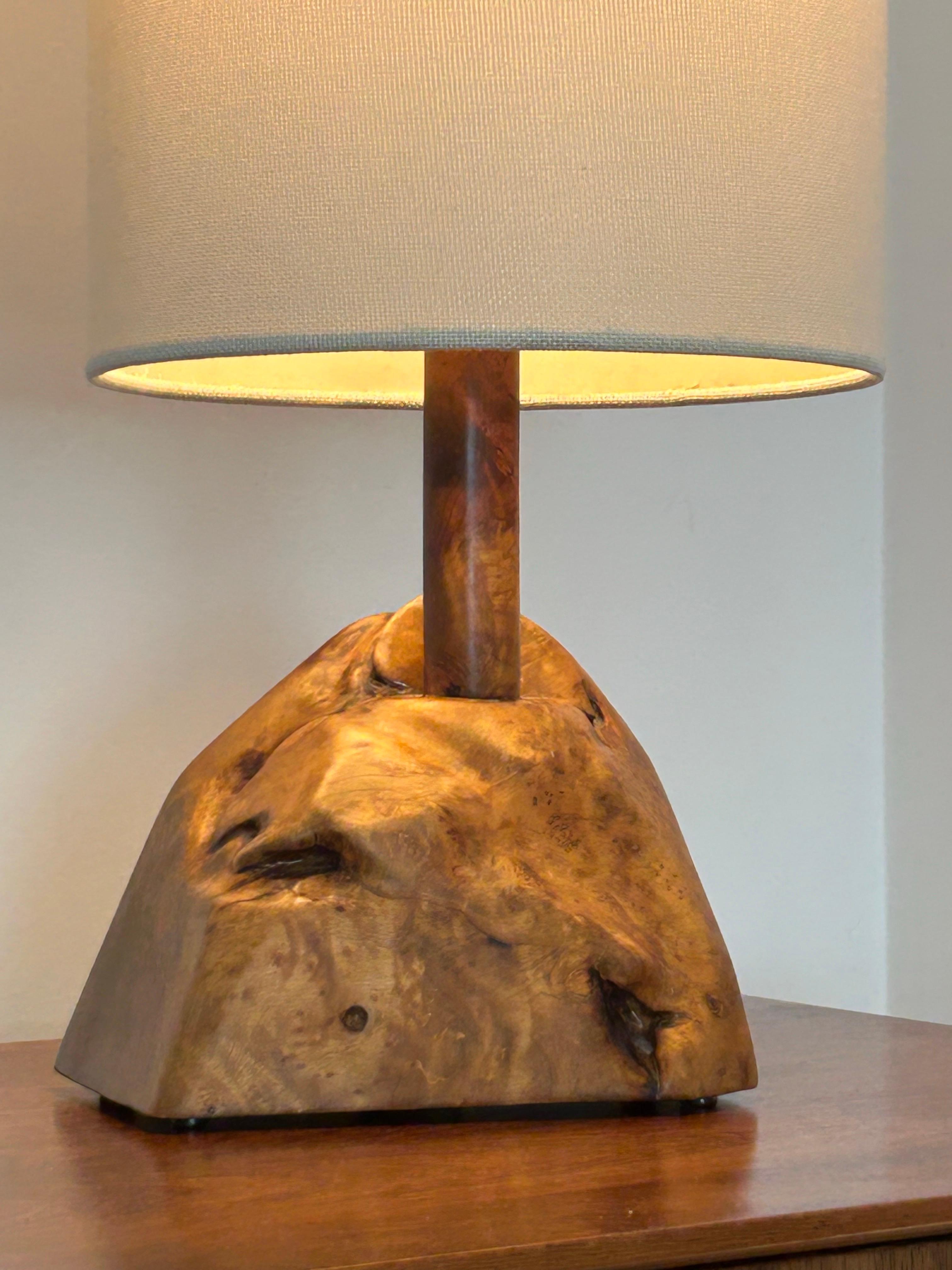 Moderne Lampe en bois de ronce dans le style de Nakashima en vente