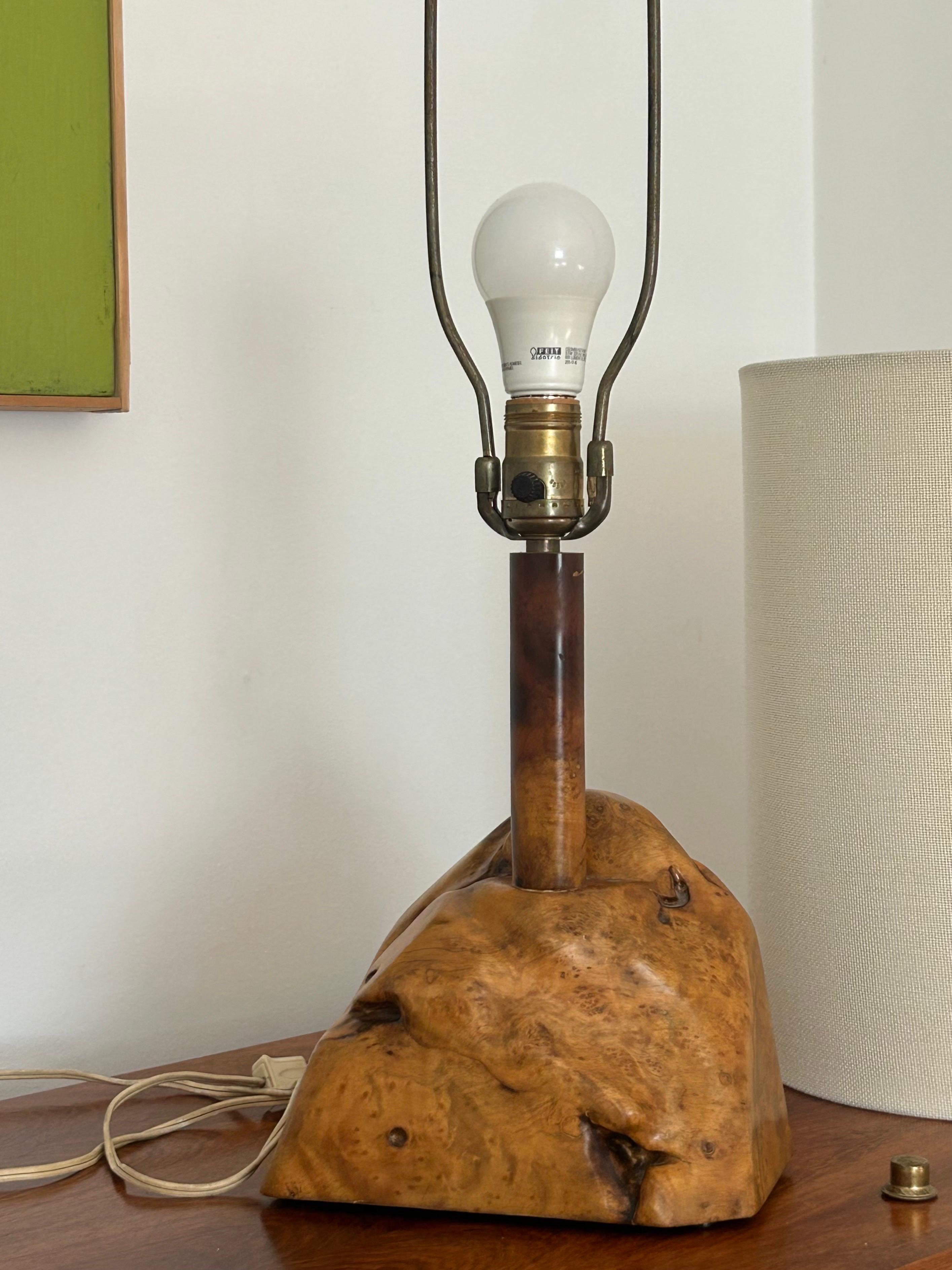 Américain Lampe en bois de ronce dans le style de Nakashima en vente
