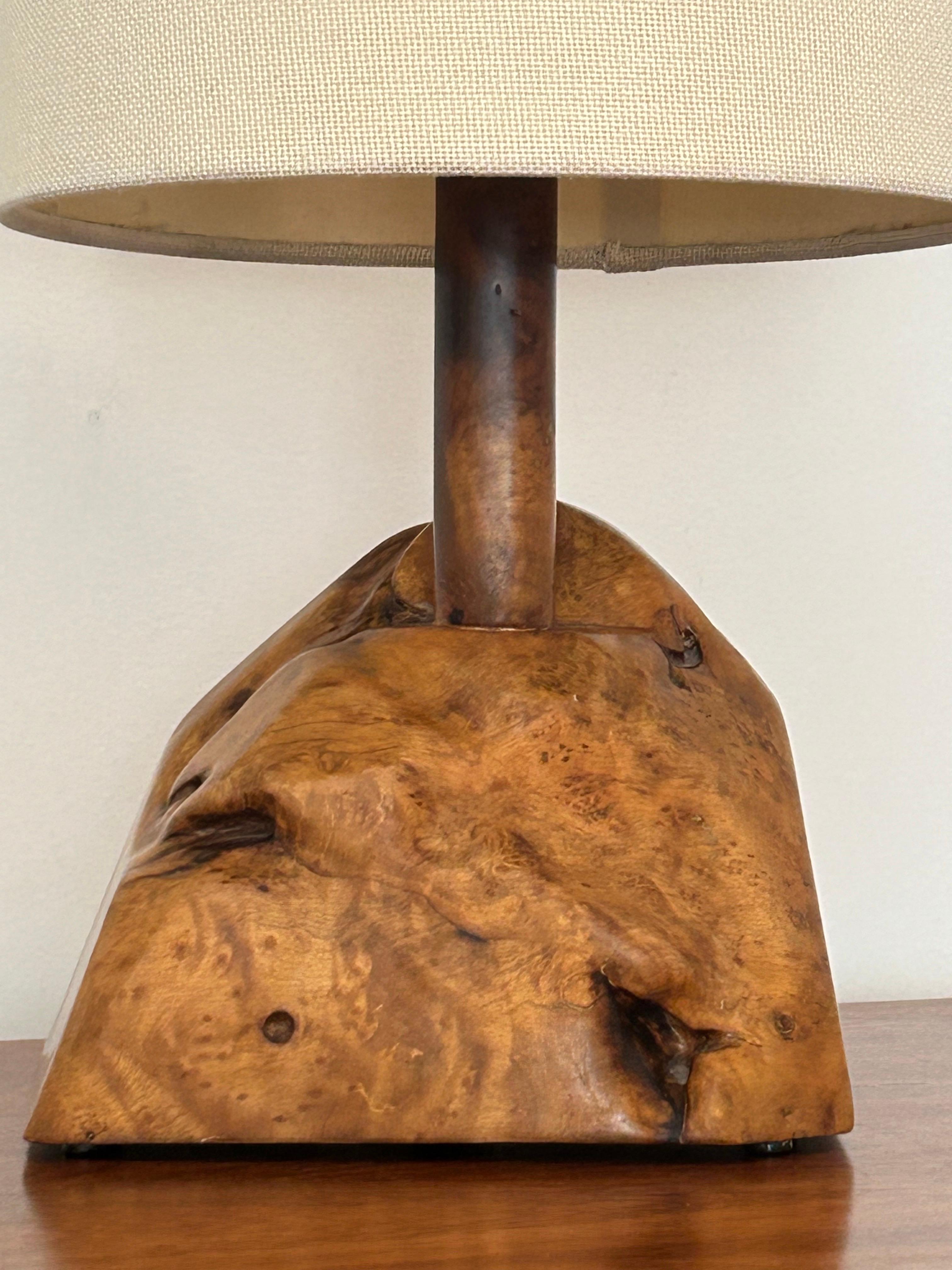 Lampe en bois de ronce dans le style de Nakashima Bon état - En vente à Los Angeles, CA