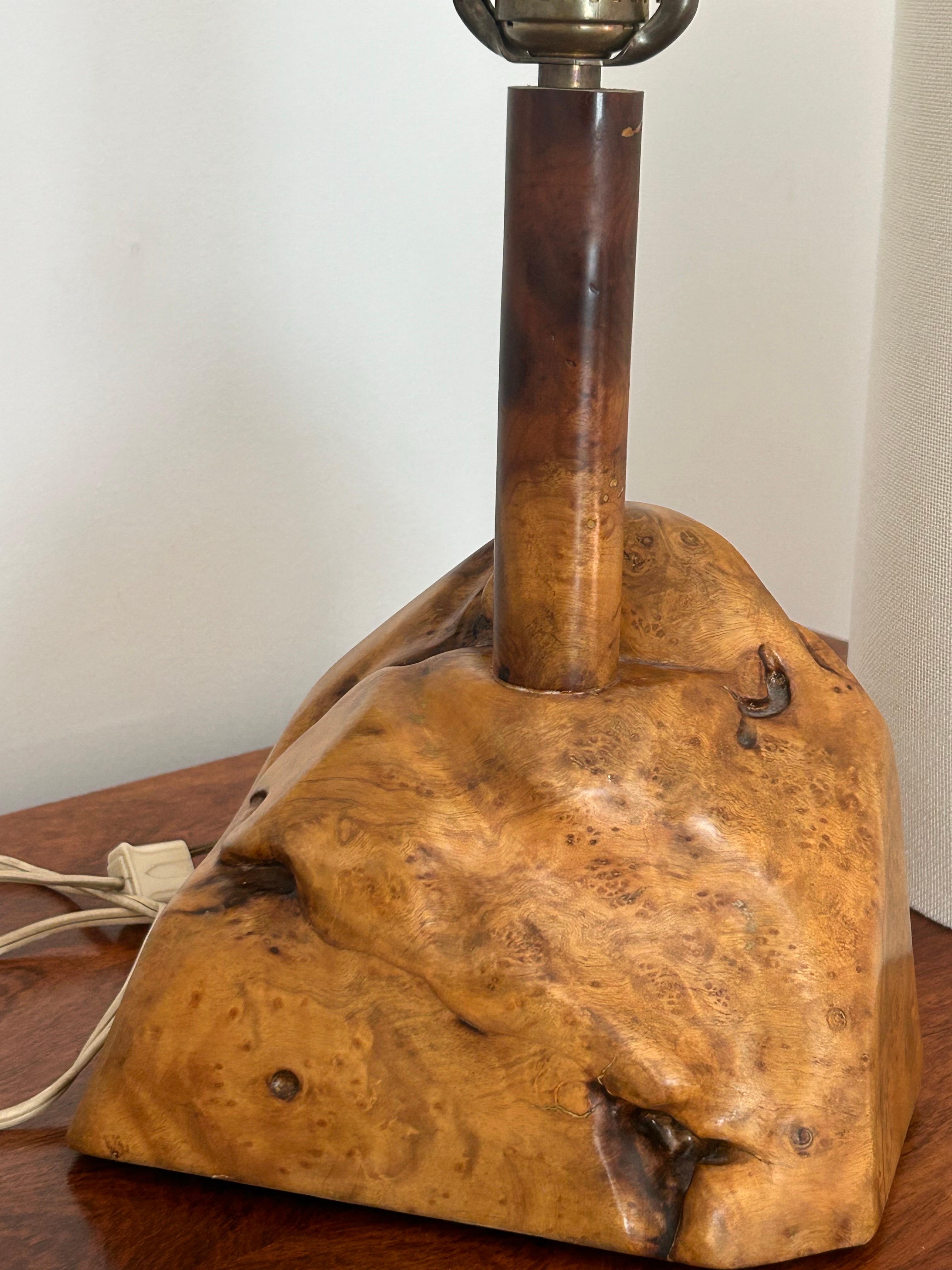 20ième siècle Lampe en bois de ronce dans le style de Nakashima en vente
