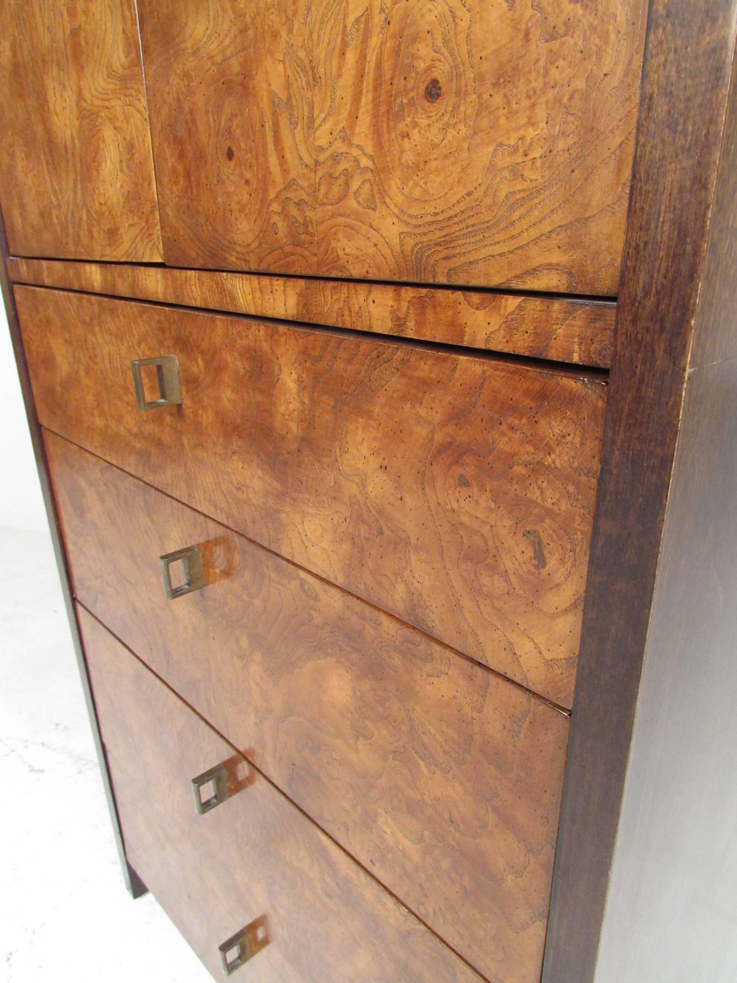 Mid-Century Modern Meuble de rangement en lin et broussin de bois par Century Furniture