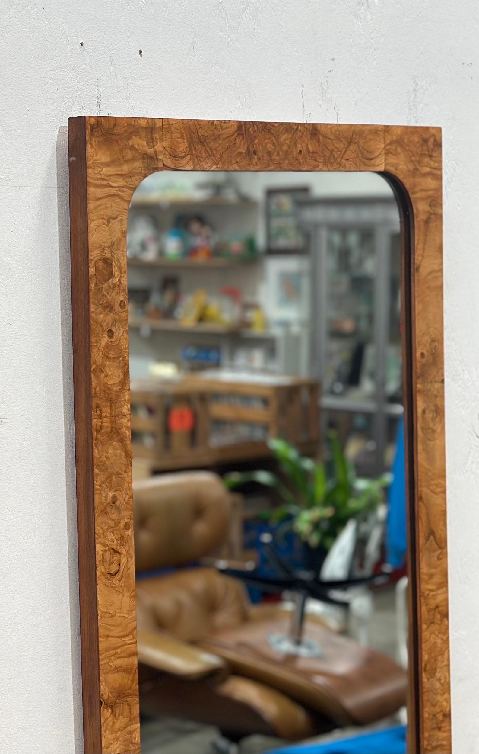 Mid-Century Modern Miroir en bois de ronce - Roland Carter for Wood Wood - Milcentury After Milo Baughman en vente