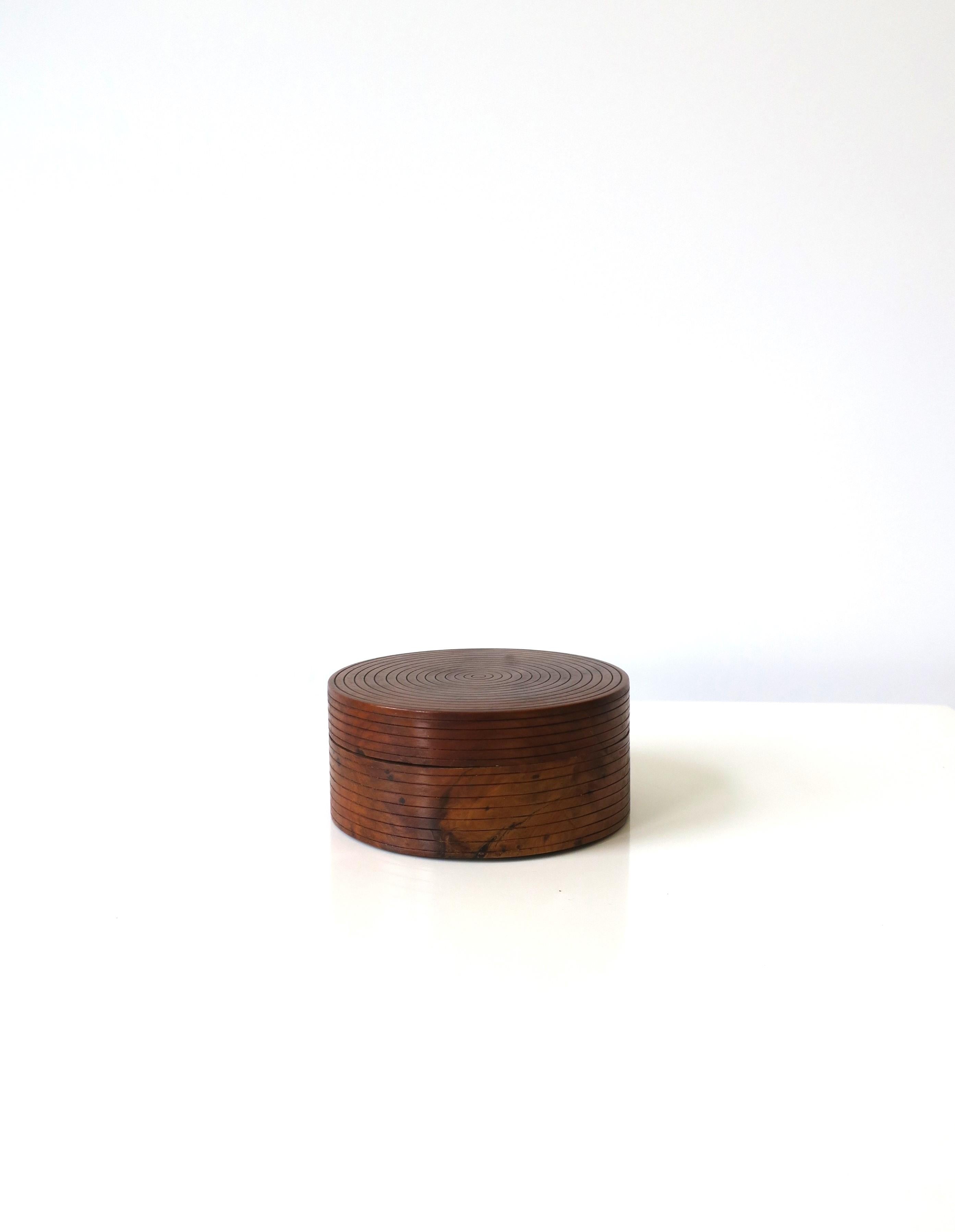 A beautiful rich brown burl wood round box with circular detail in the Minimalist style, circa late-20th century. A great box for any vanity or desk area for jewelry or small items. Dimensions: 3.94