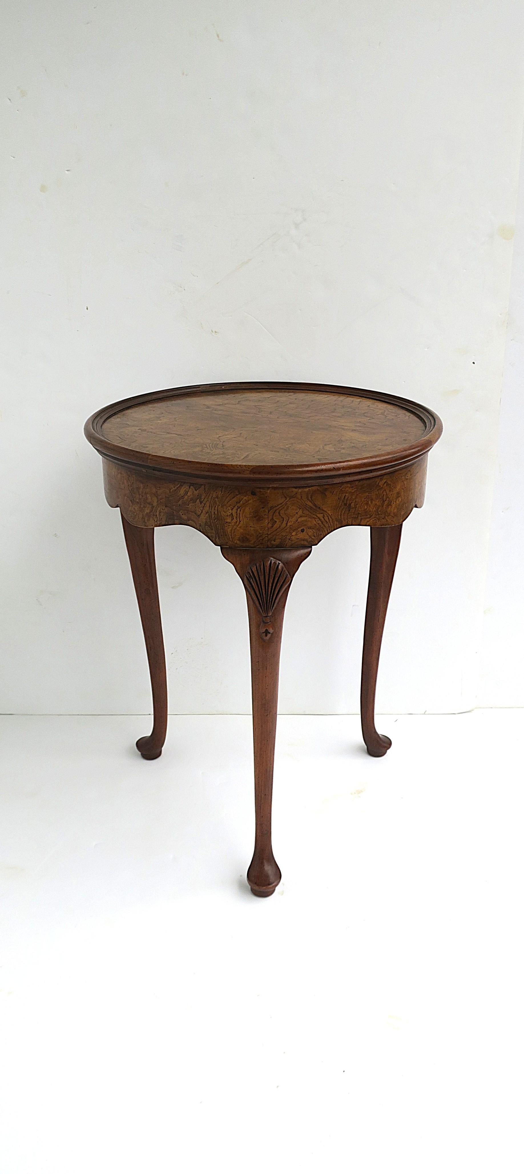 Table d'appoint ou table à boissons ronde en bois avec coquillage et tablier festonné, de Baker Furniture, vers la fin du XXe siècle, États-Unis. Cette table d'appoint ou table à boissons ronde en bois est plaquée de ronce, avec un motif de