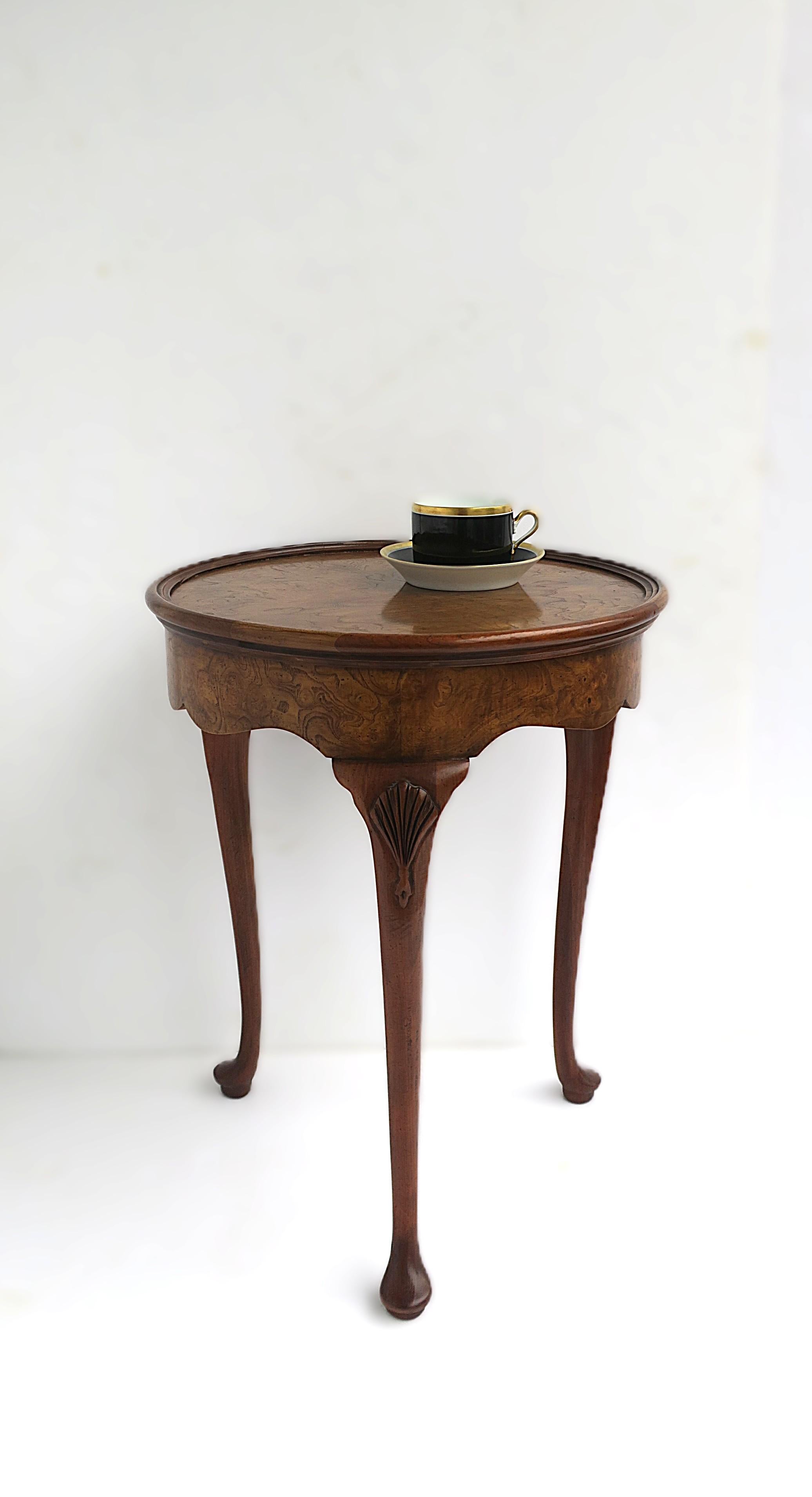 20ième siècle Table d'appoint en Wood Wood Seashell Design/One en vente