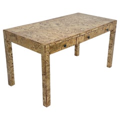 Scrivania a tre cassetti in Wood Wood con tiranti in ottone Los Castillos