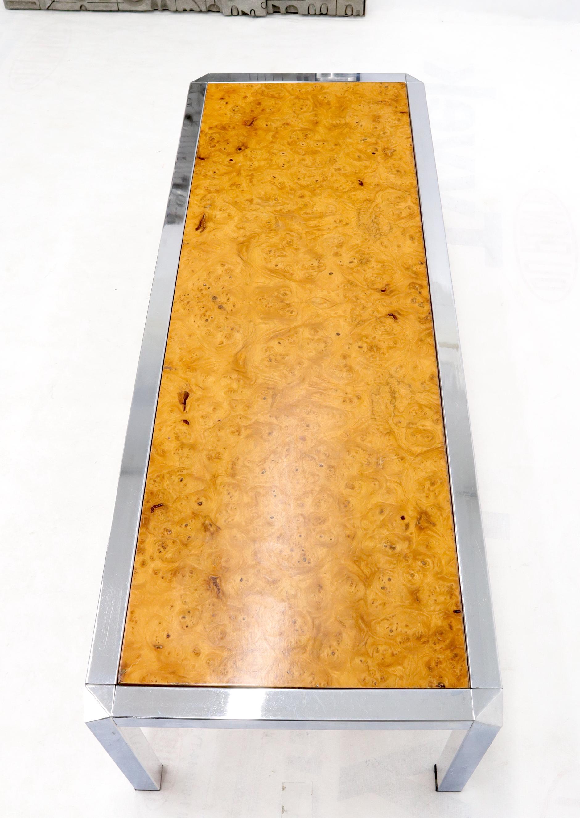 Table basse rectangulaire avec base en bois de ronce et bordure chromée en vente 4