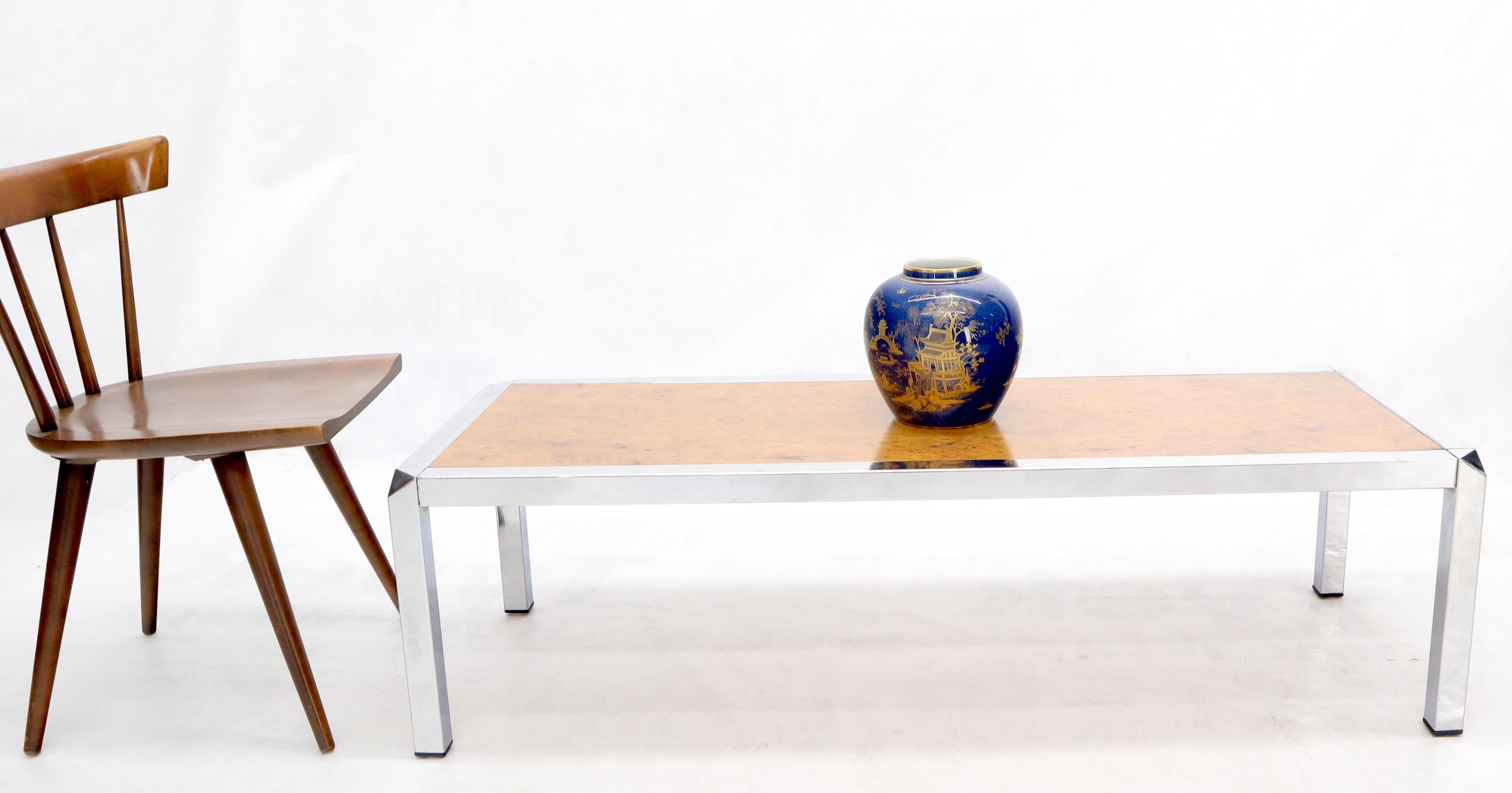 Table basse en chrome et bois de ronce de style Mid-Century Modern. Décor Pace Collection Baughman. Base de cadre magnifiquement réalisée avec des coins coupés.