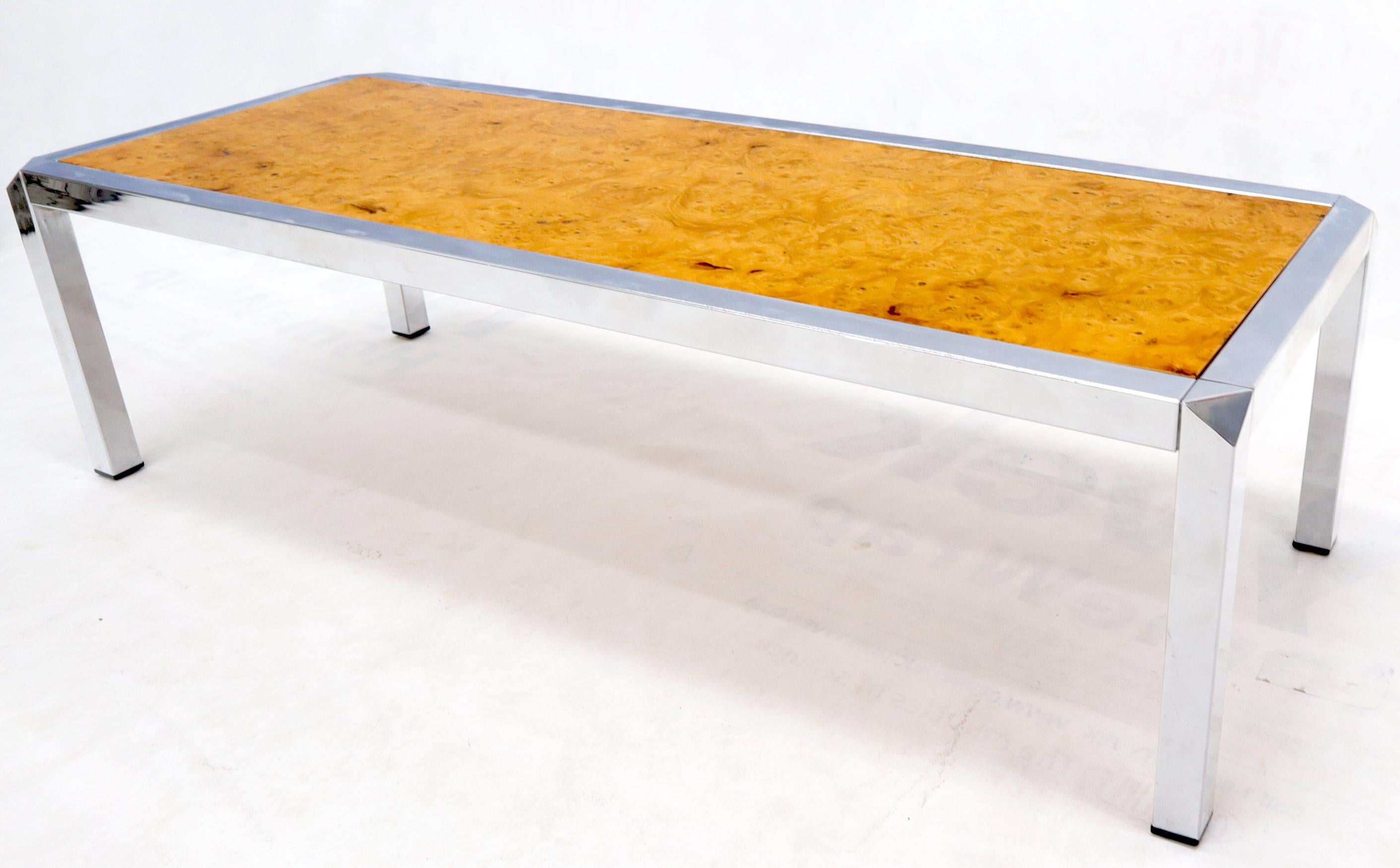 Américain Table basse rectangulaire avec base en bois de ronce et bordure chromée en vente