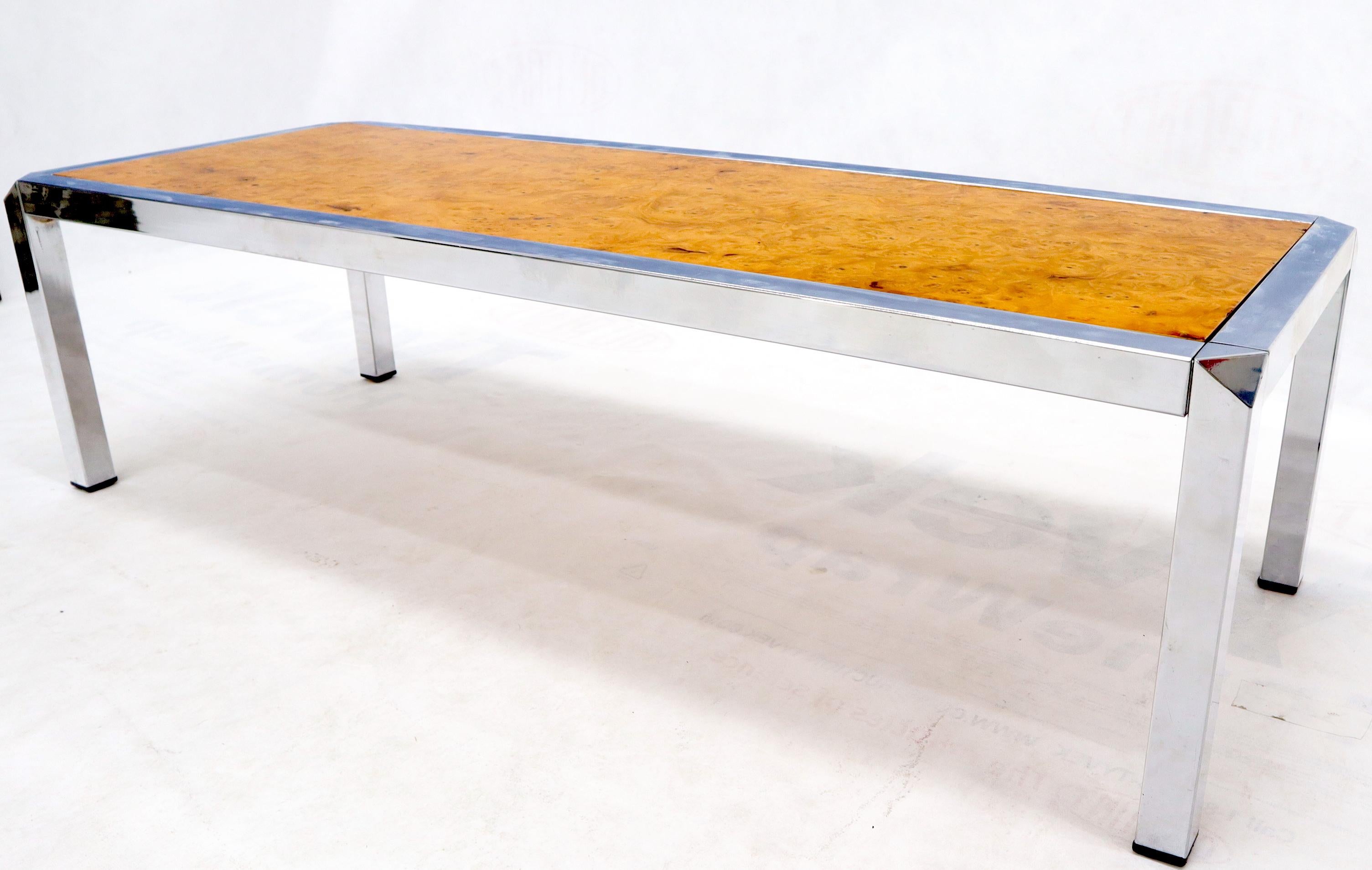 Laqué Table basse rectangulaire avec base en bois de ronce et bordure chromée en vente