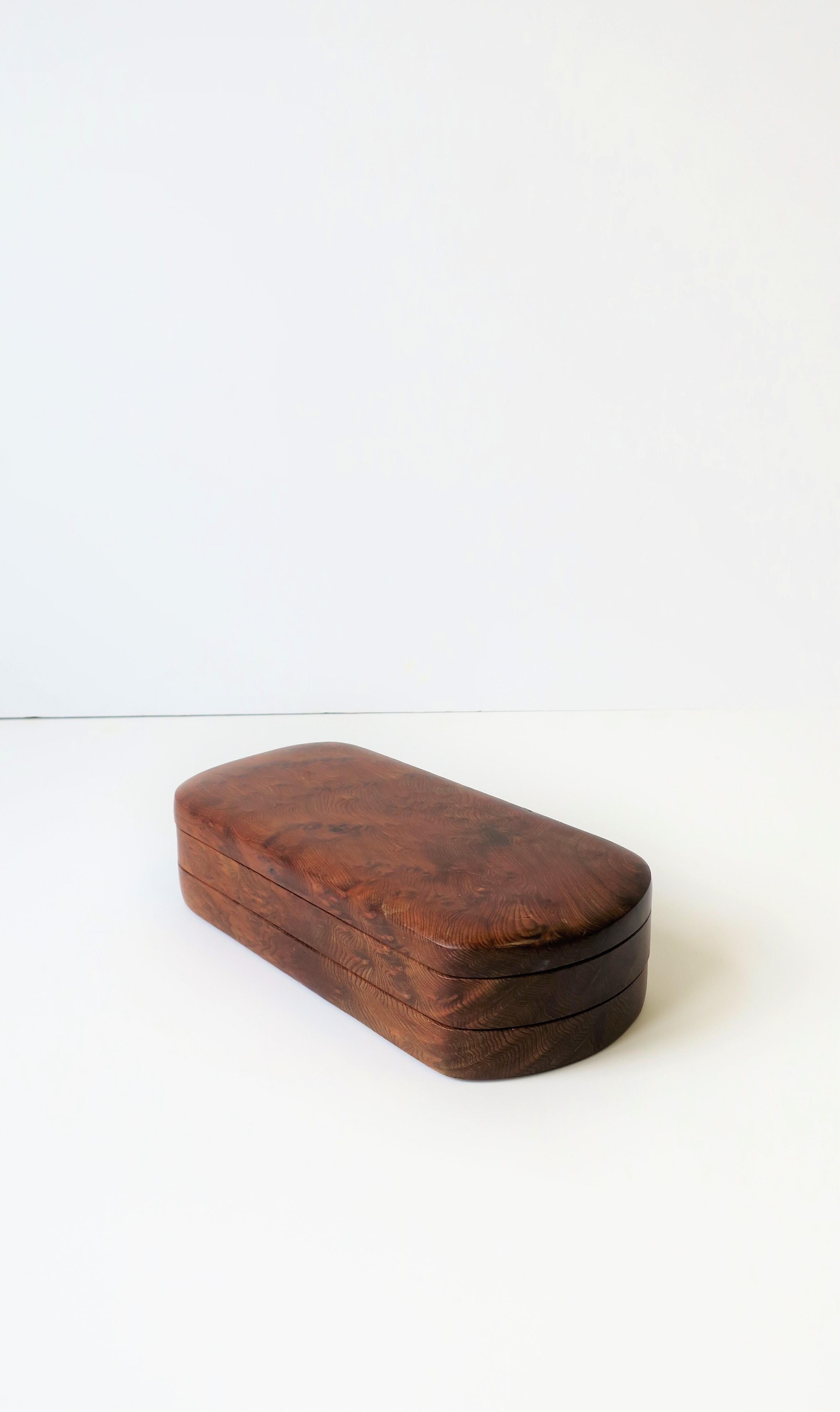 A beautiful vintage minimalist or organic modern rich burl wood vanity box or desk vessel with two trays for storage, circa late 20th century. A great box for medium to small items such as cufflinks, earrings, rings, bracelets, necklaces, etc., as
