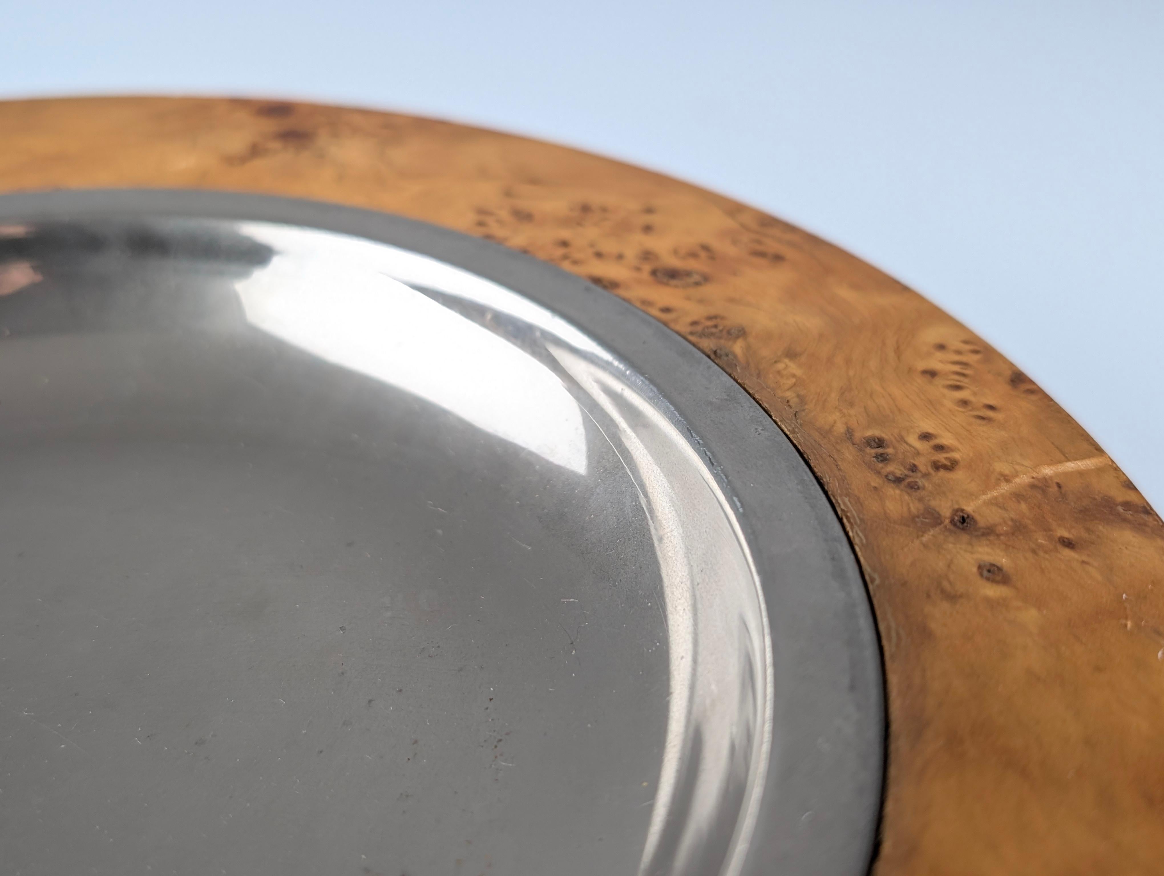 Italiano Vassoio in legno impiallacciato di radica Acciaio inossidabile Mid-Century Modern 1970s in vendita