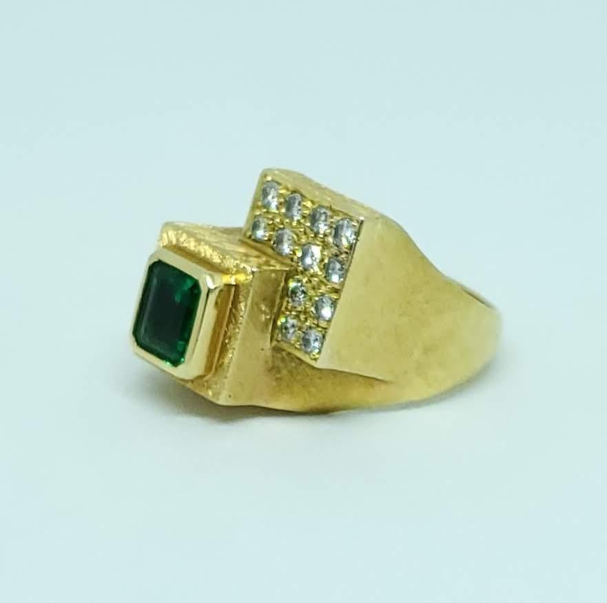 Burle Marx 18 Karat Gold Emerald and Diamond Ring In Good Condition For Sale In Woodway, TX