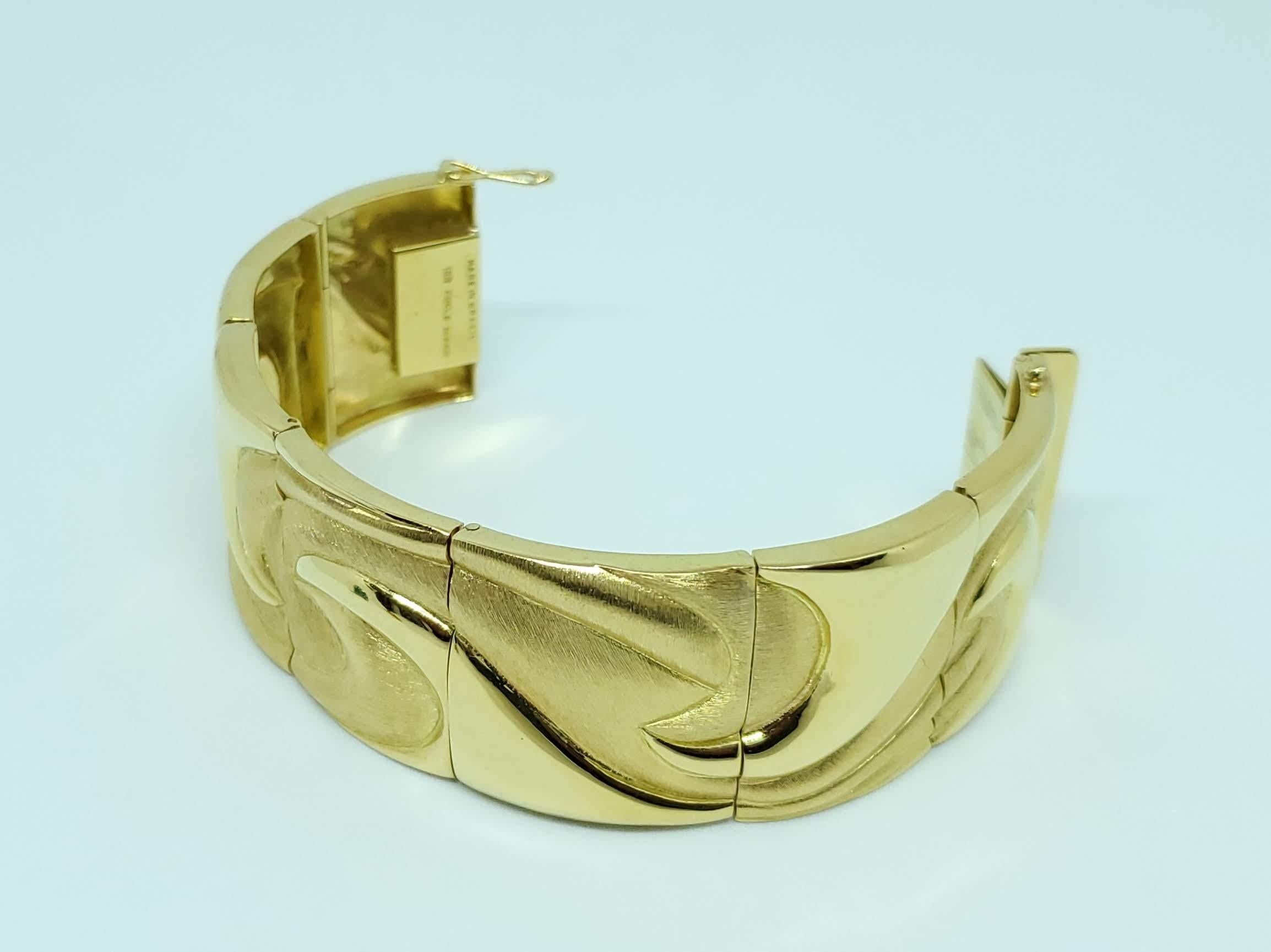 18 Karat Gold Wide Bracelet In Good Condition For Sale In Woodway, TX