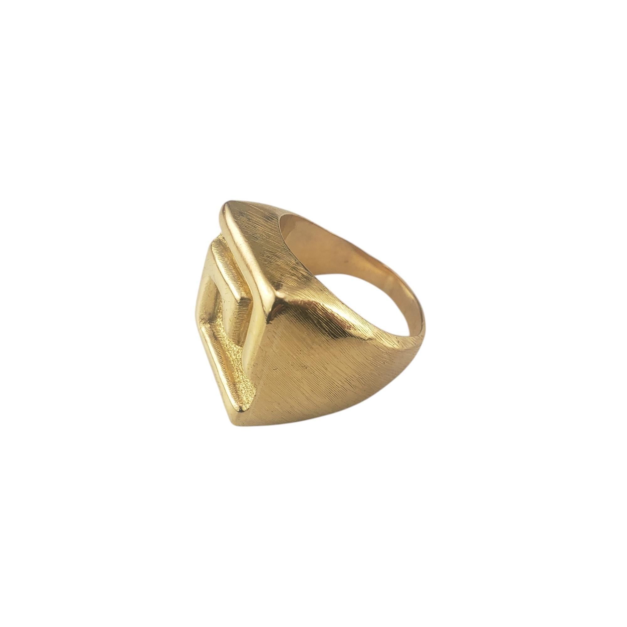 Burle Marx 18K Yellow Gold Men's Ring Size 9.5

This elegant sculptural ring is crafted in meticulously detailed 18K yellow gold with a delicate brushed finish. Created in Brazil by legendary jewelry designer Haroldo Burle Marx. 

Width: 21 mm.