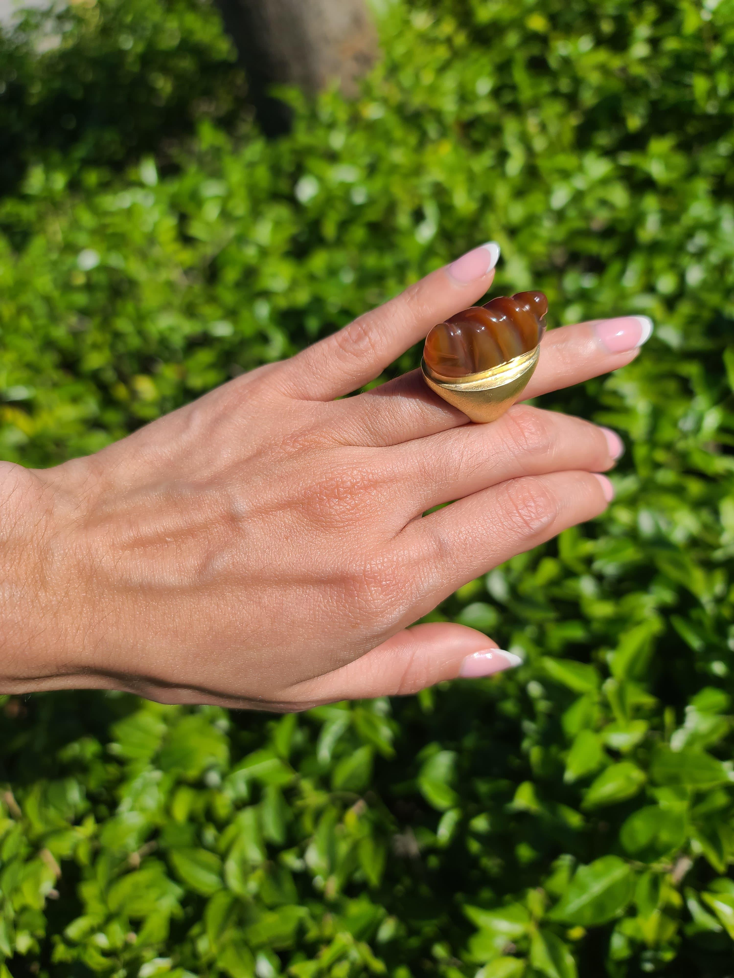 Dieser exquisite Ring ist ein atemberaubendes Stück aus den Anfängen der Forma Livre-Kollektion und ein echtes Zeugnis des brasilianischen Designs der Mitte des Jahrhunderts, das auf die pulsierenden 1960er Jahre zurückgeht. Der fachmännisch aus 18