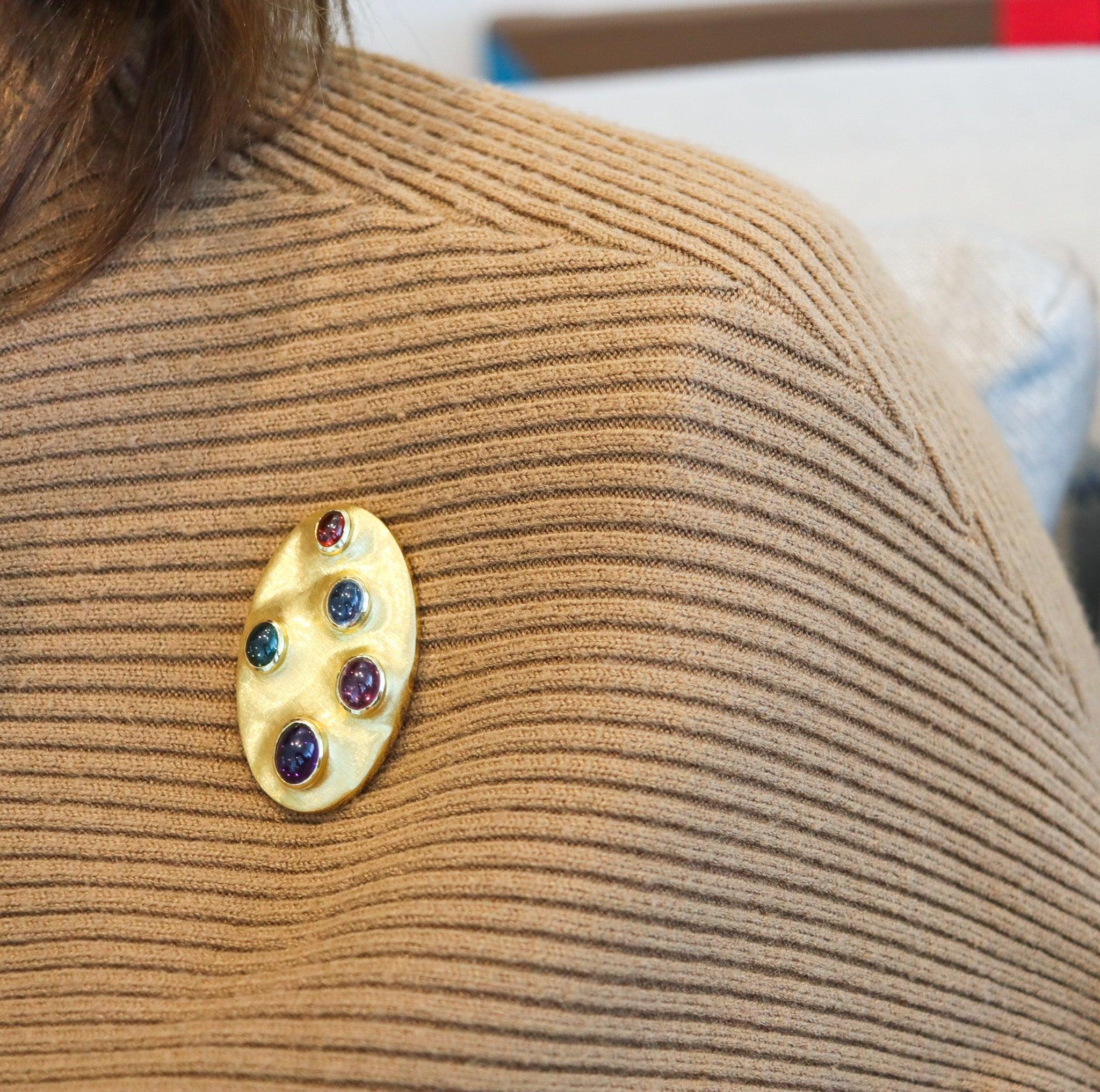 Un ciondolo-spilla scultoreo disegnato da Haroldo Burle-Marx.

Si tratta di un bellissimo ciondolo-spilla creato in Brasile dall'artista-gioielliere Haroldo Burle-Marx durante il periodo modernista, negli anni Sessanta. Questo pezzo è molto colorato