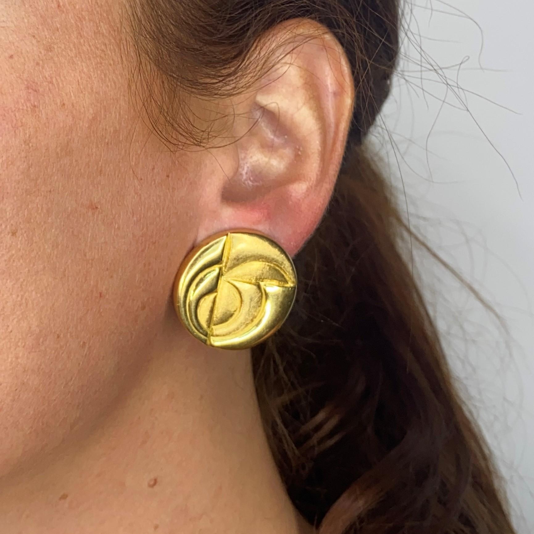 Burle Marx 1970 Brazil Geometric Round Clip Earrings Textured 18kt Yellow Gold In Excellent Condition In Miami, FL