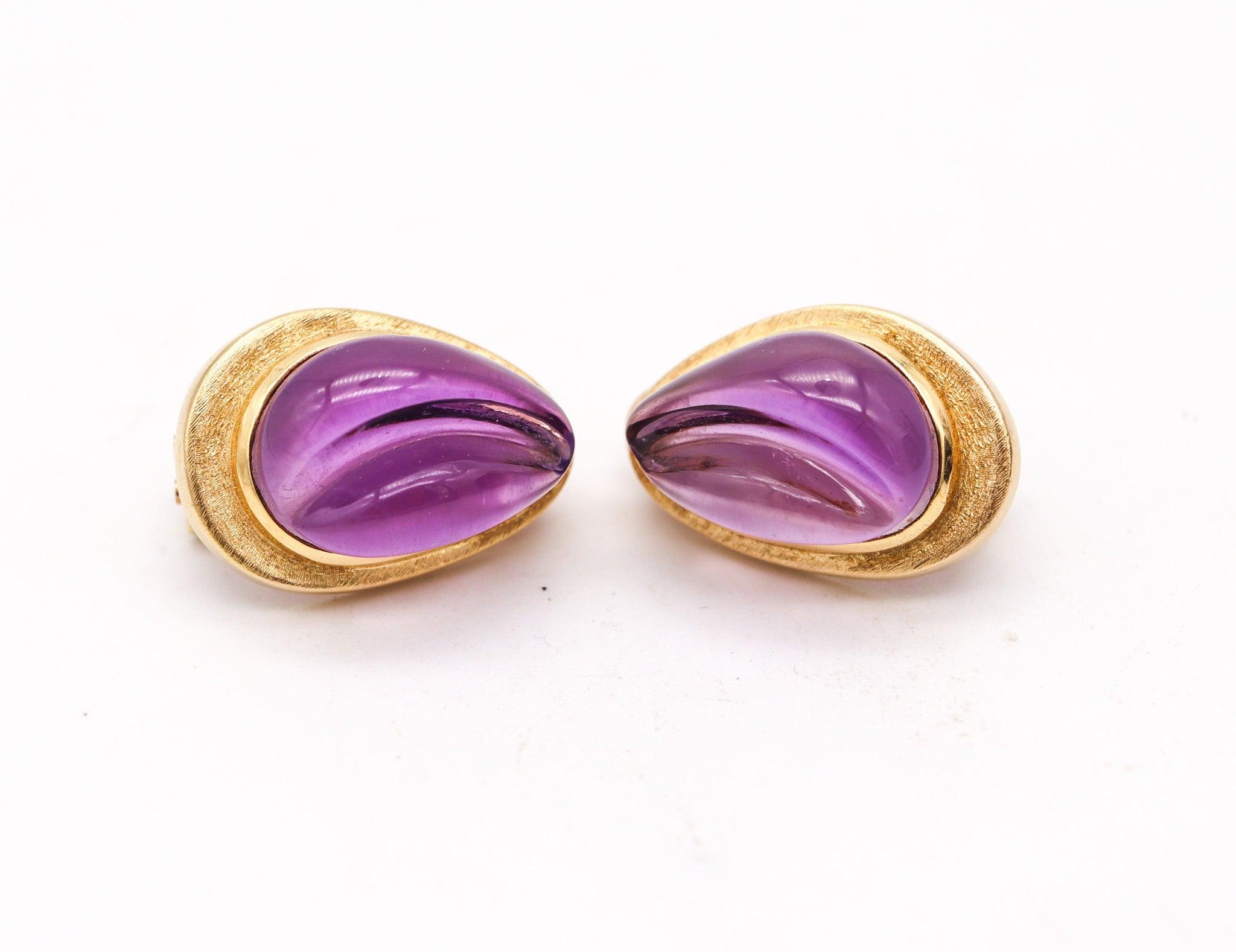 Boucles d'oreilles à clips conçues par Haroldo Burle Marx.

Il s'agit d'une magnifique paire de boucles d'oreilles sculpturales à clipser, créées au Brésil selon les paramètres de l'art concret par l'artiste-joaillier Haroldo Burle Marx, dans les