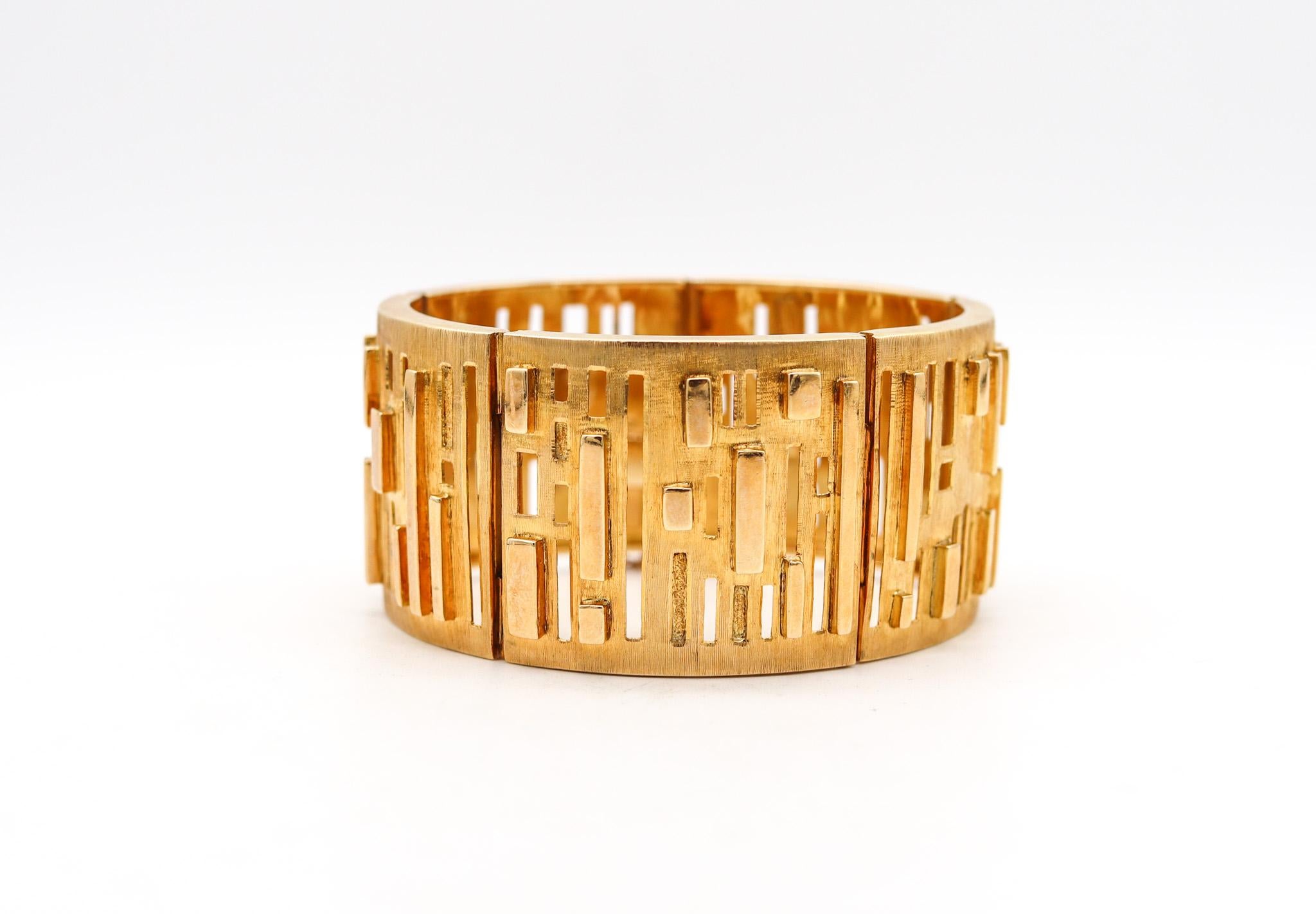 Bracelet designed by Haroldo Burle Marx.

An exceptional and very rare bracelet created in Brazil by the artist jeweler Haroldo Burle Marx back in the 1970. This artistic piece has been crafted with architectural and concretism art patterns in solid